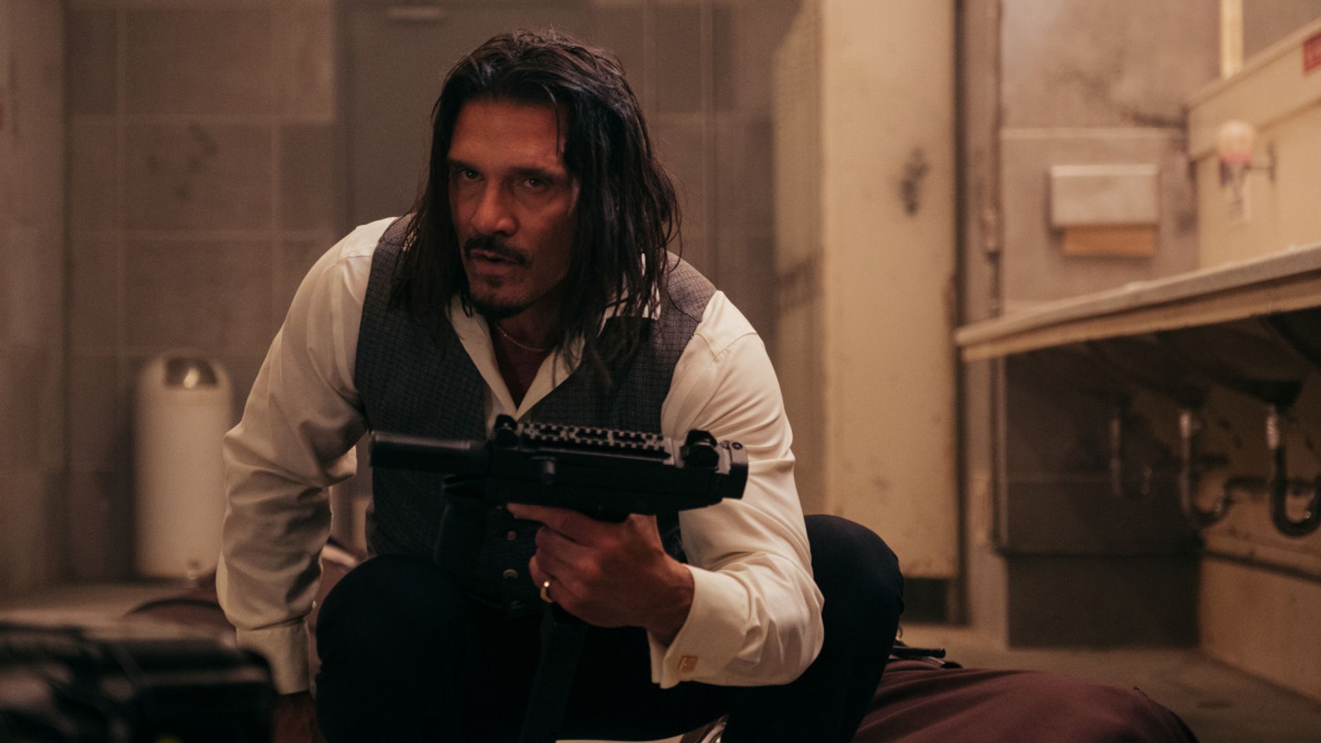 Frank Grillo nel film 'Copshop'