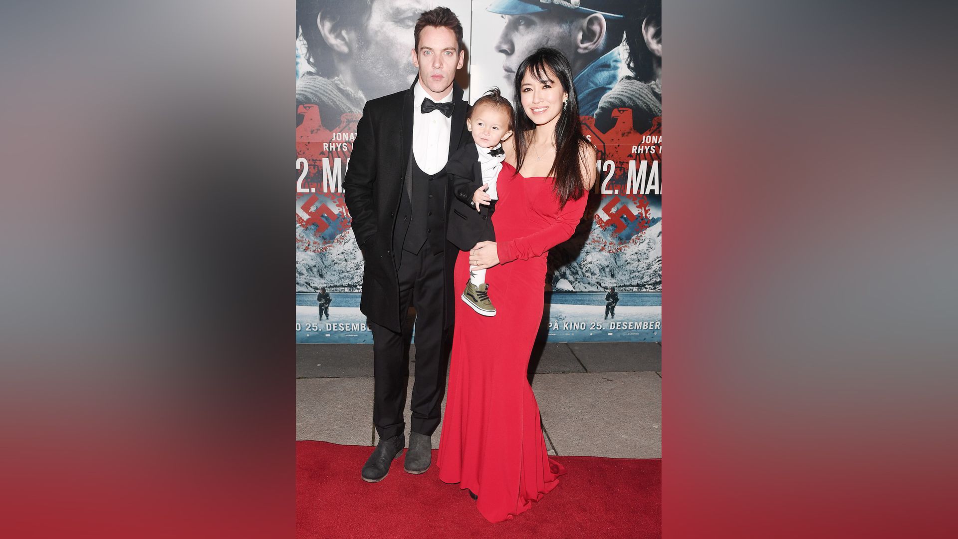 Jonathan Rhys Meyers con sua moglie e suo figlio
