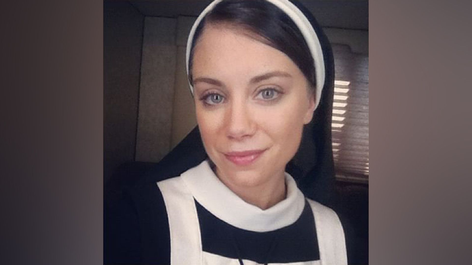 Jennifer Holland nella serie American Horror Story