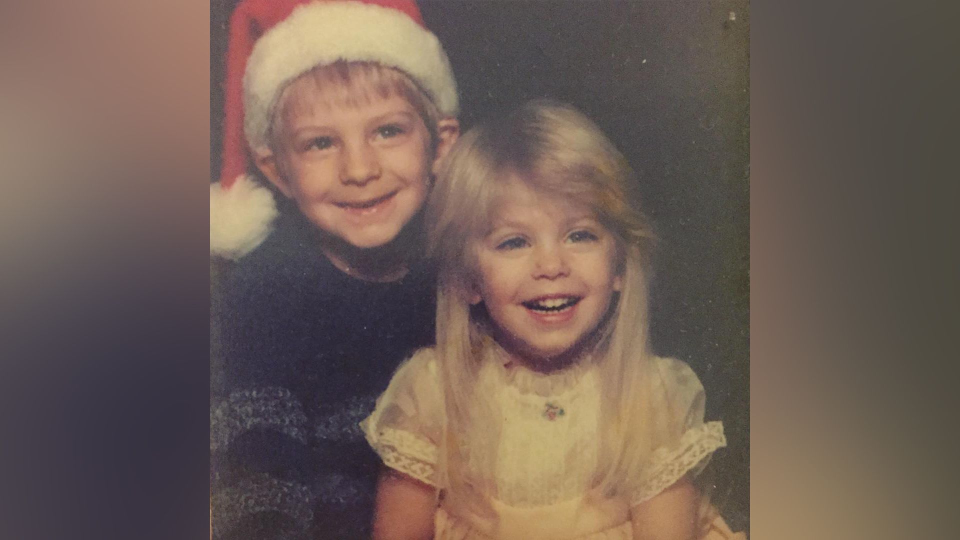 Jennifer Holland con suo fratello da bambina