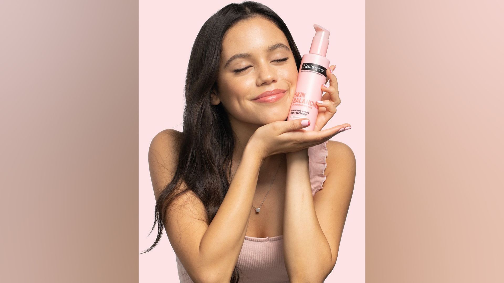 Jenna Ortega in uno spot pubblicitario di Neutrogena