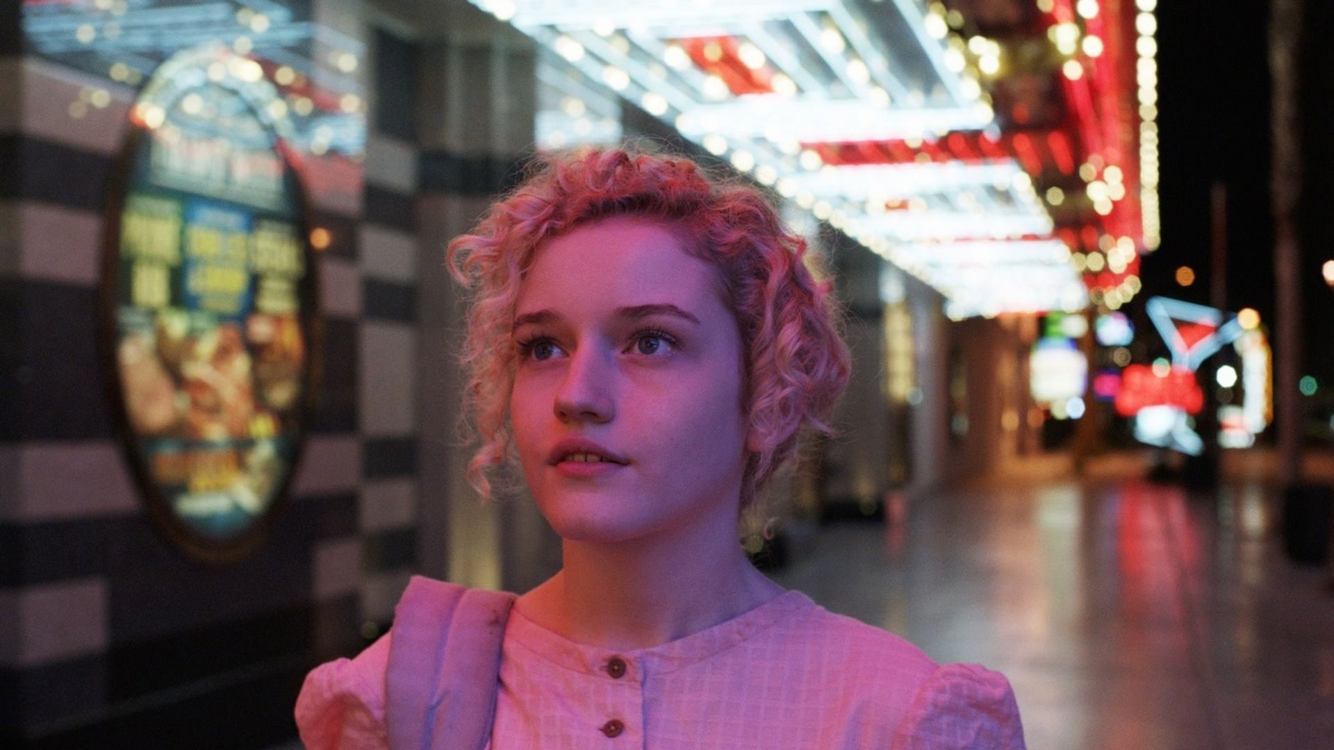 Julia Garner nel film "Electrick Children"
