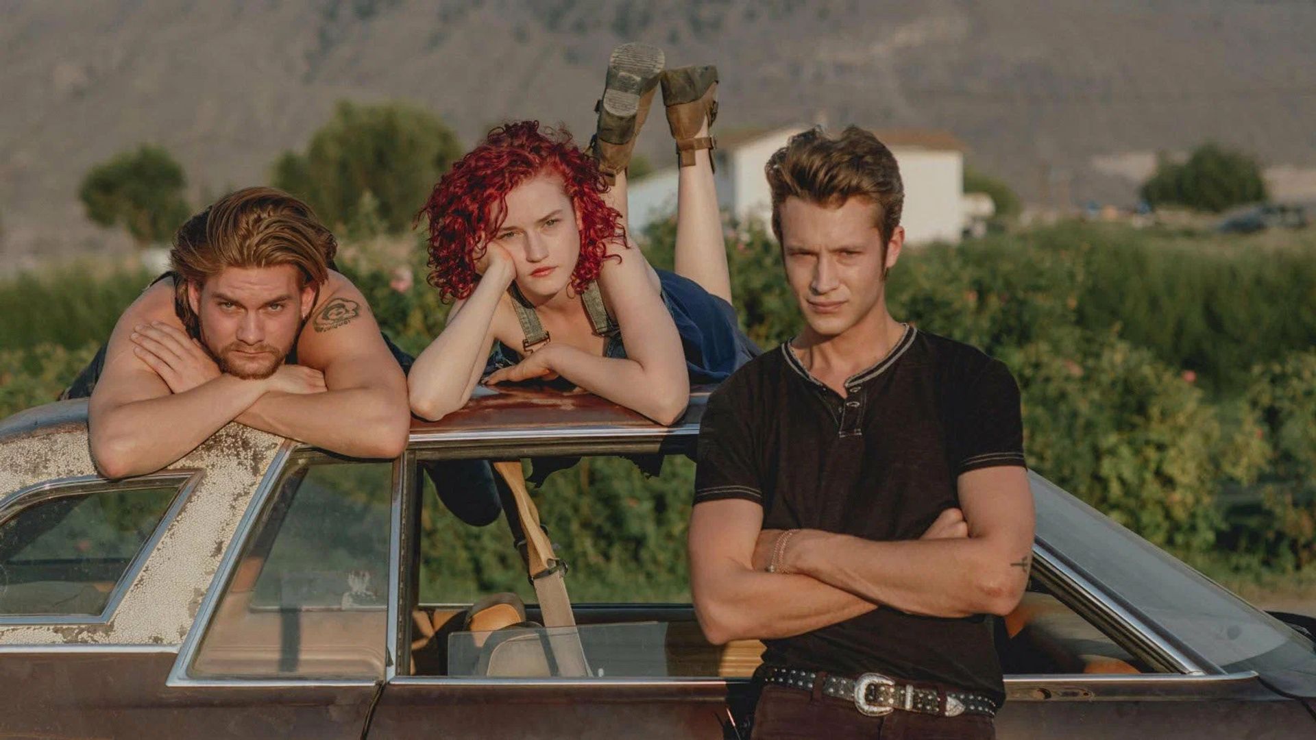 Julia Garner nel film 'Tomato Red'