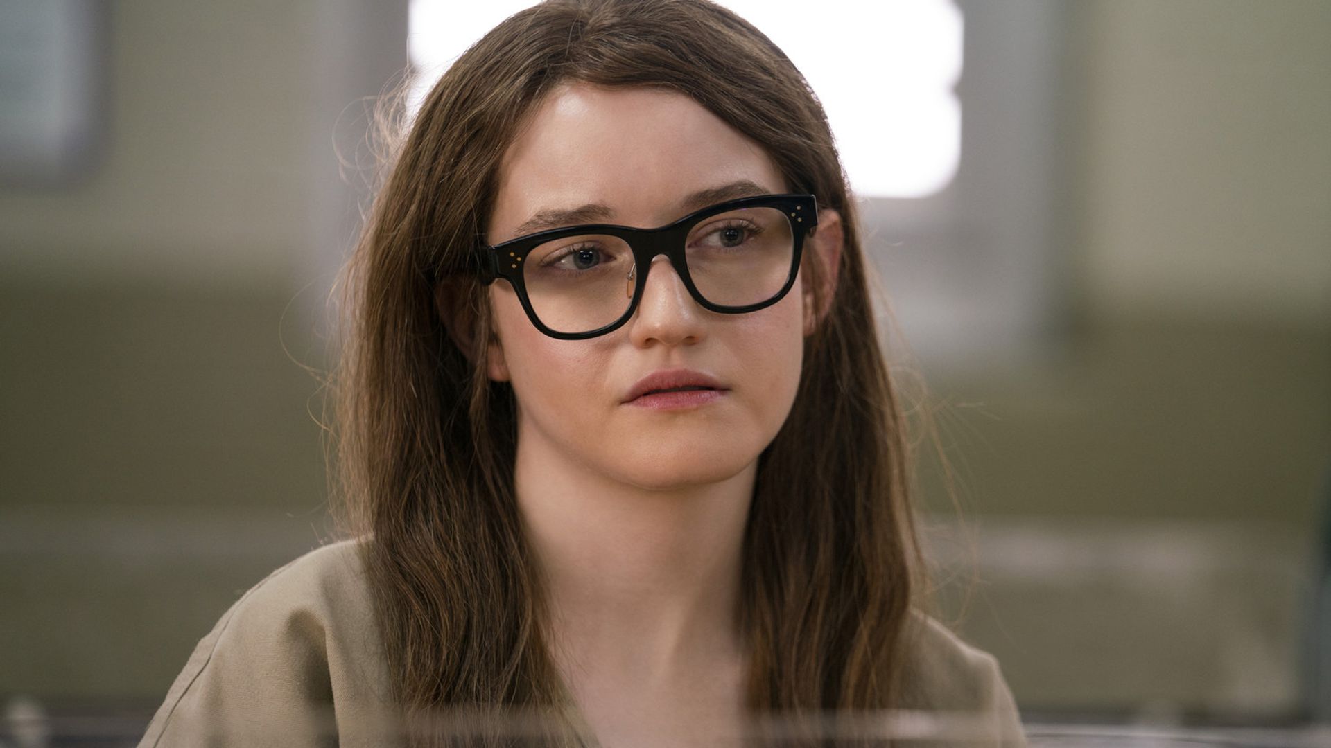 Julia Garner nella serie "Inventing Anna"