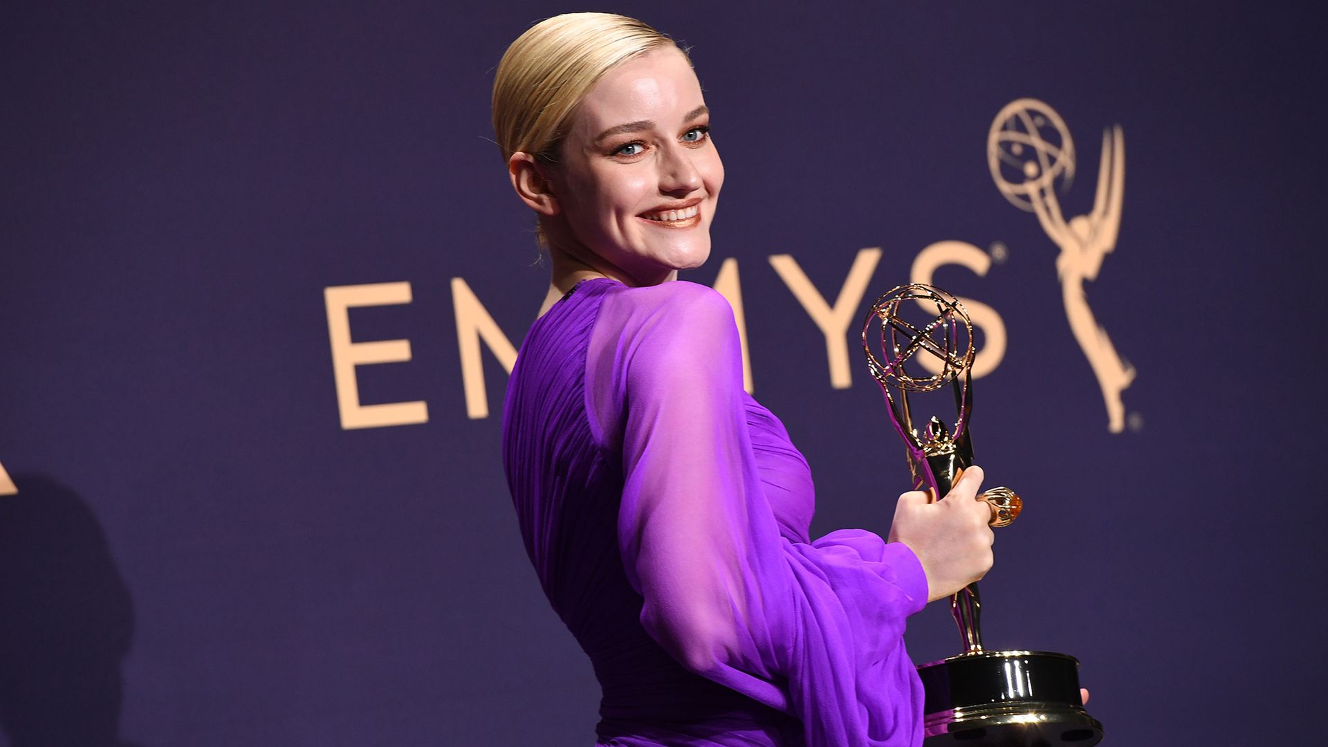 Julia Garner con l'Emmy Award per il suo ruolo nella serie 'Ozark'