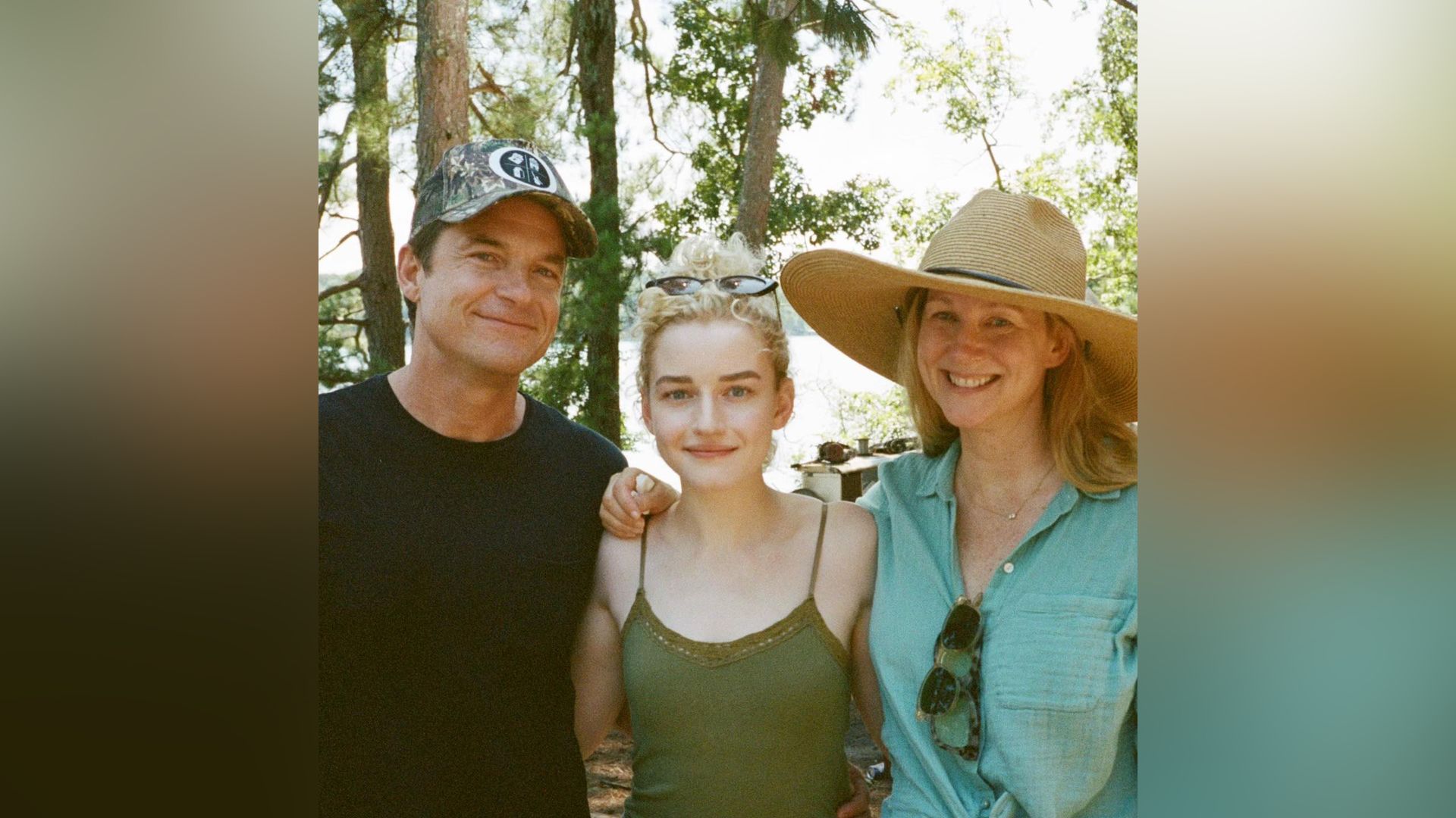 Julia Garner con i suoi co-protagonisti di Ozark