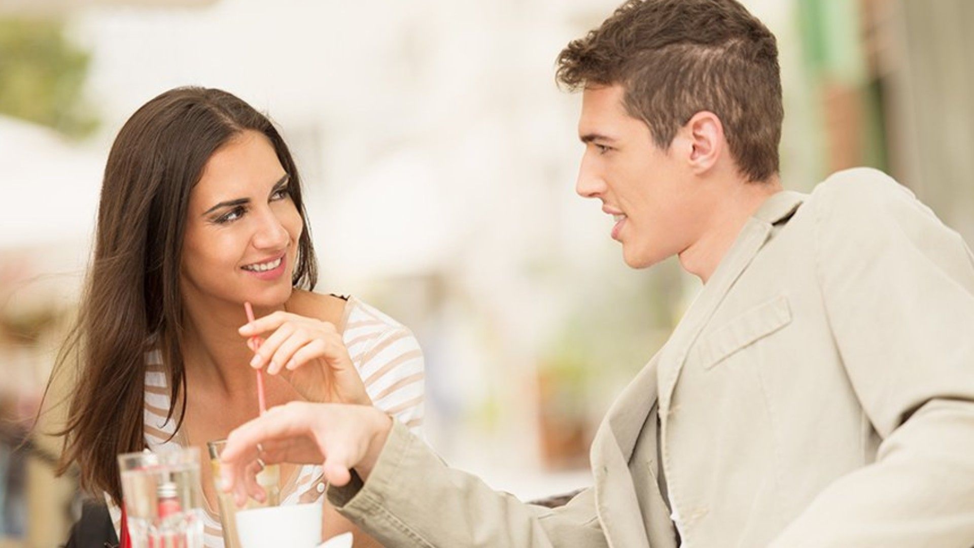 La Donna Scorpione e l'Uomo Gemelli Sentono l'Attrazione dal Primo Incontro