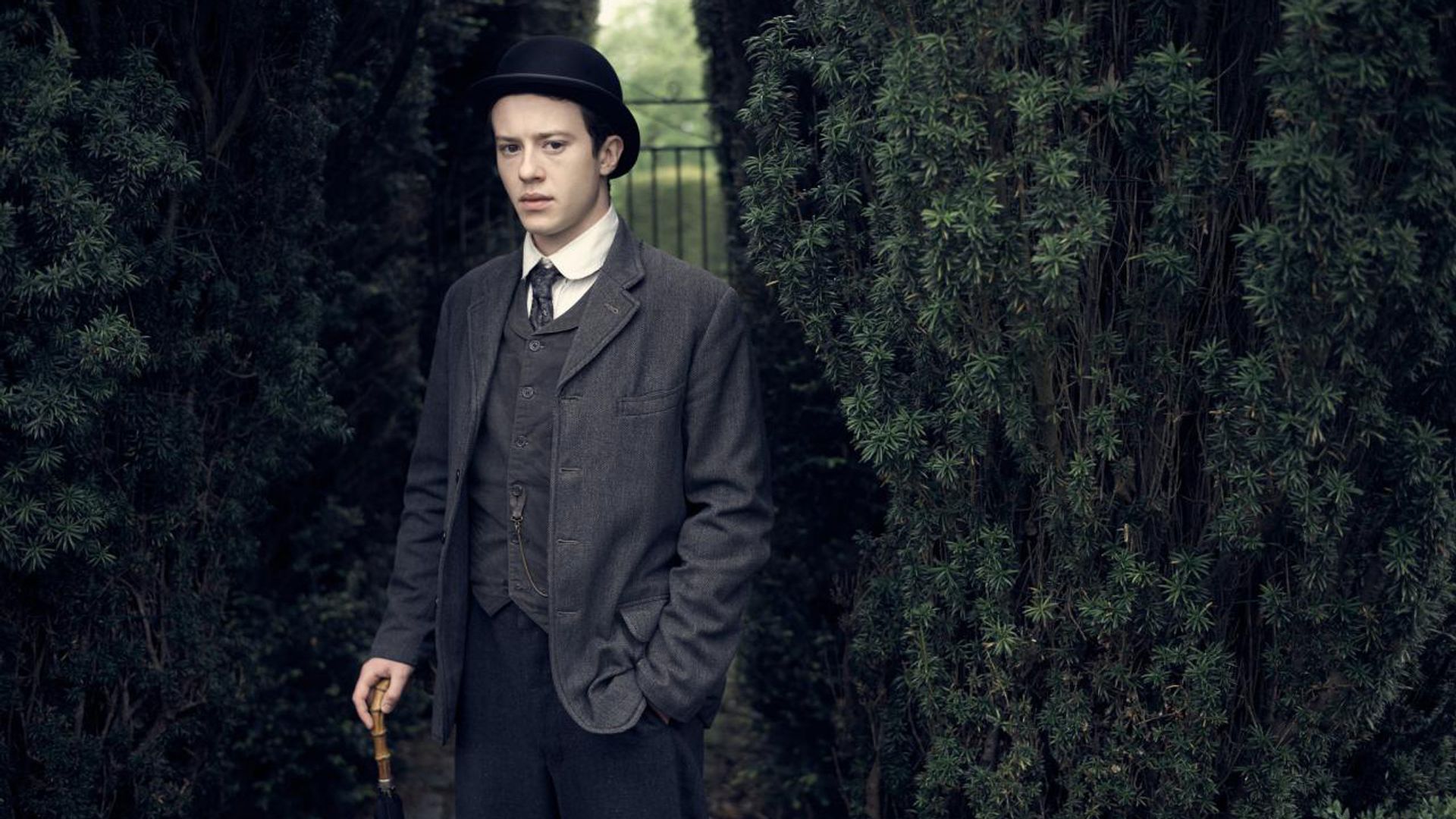 Joseph Quinn nella serie "Howards End"
