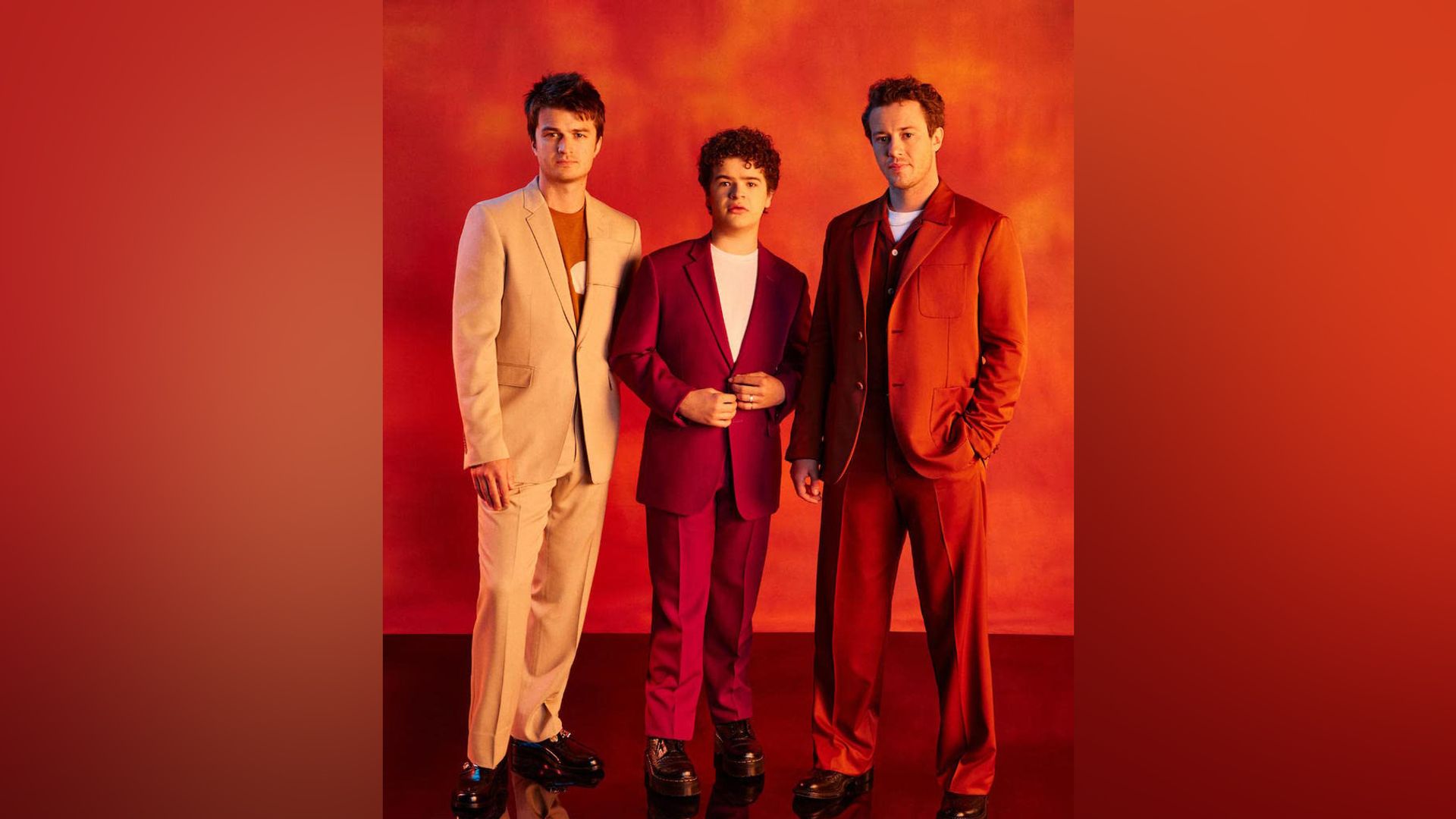 Joseph Quinn con i colleghi della serie "Stranger Things"