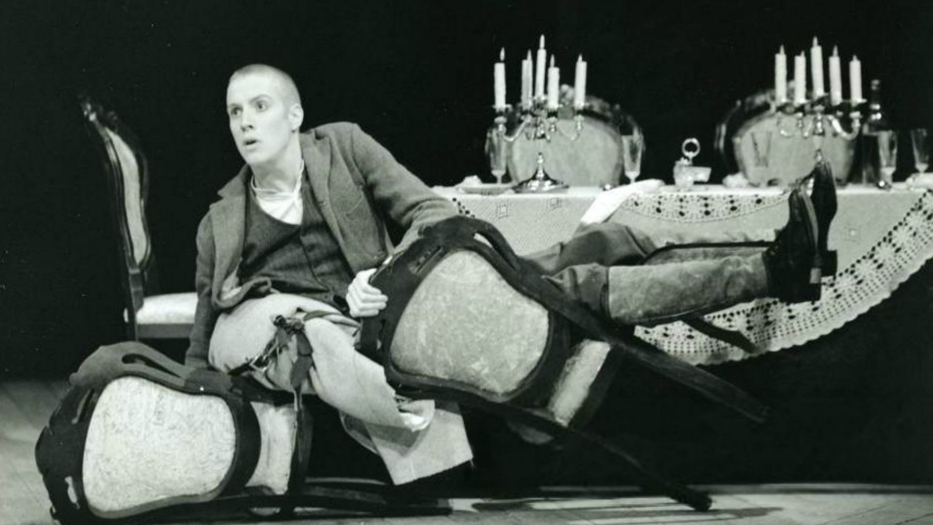 Rhys Ifans da giovane sul palcoscenico del teatro