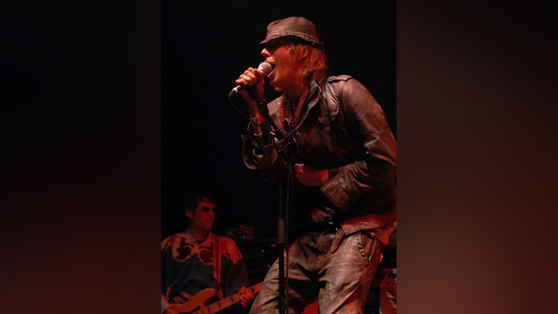 Rhys Ifans durante un concerto della band The Peth