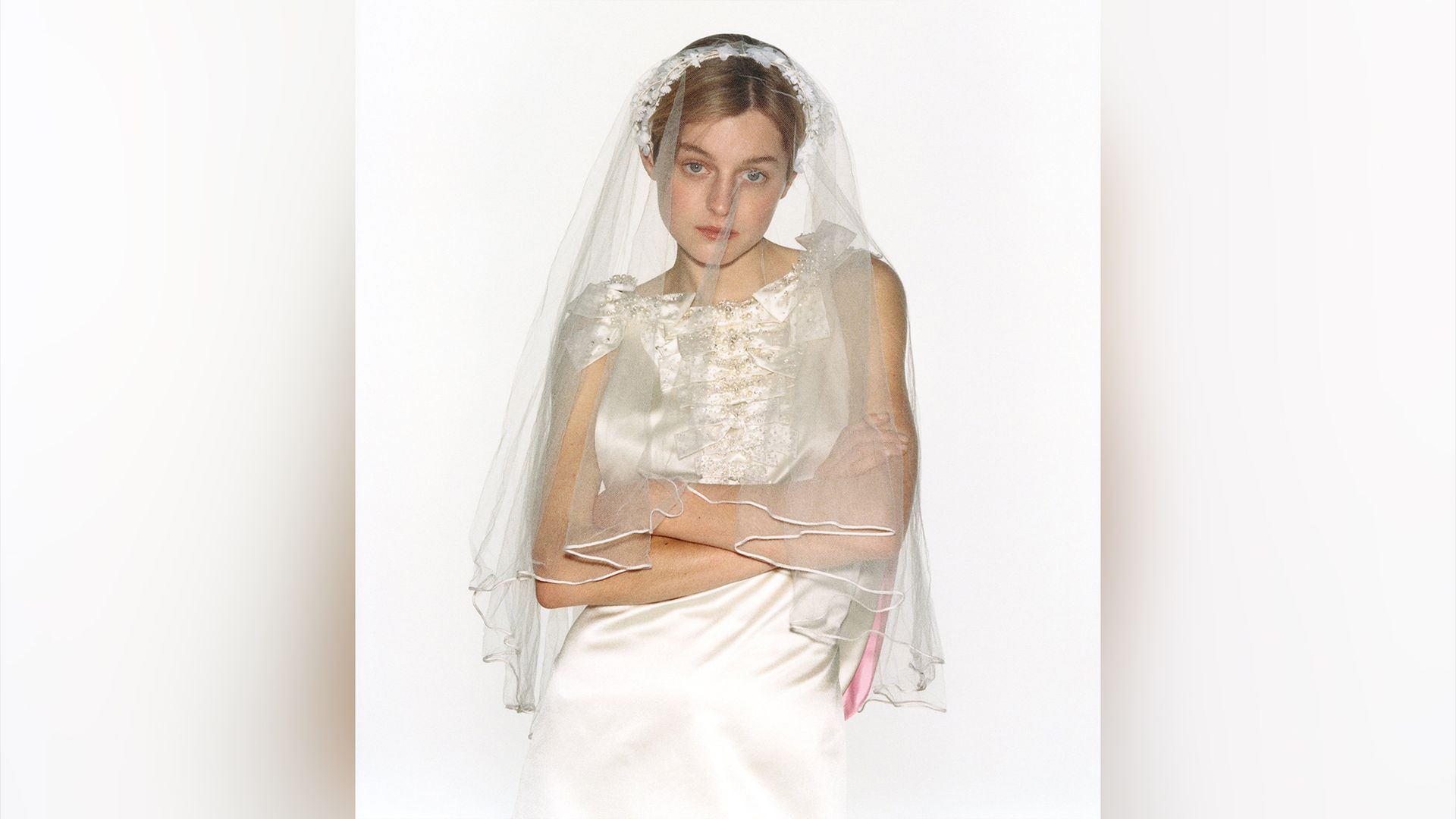 Emma Corrin in un servizio fotografico per Pop Magazine