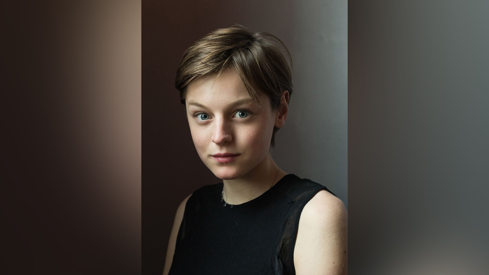 Emma Corrin da giovane