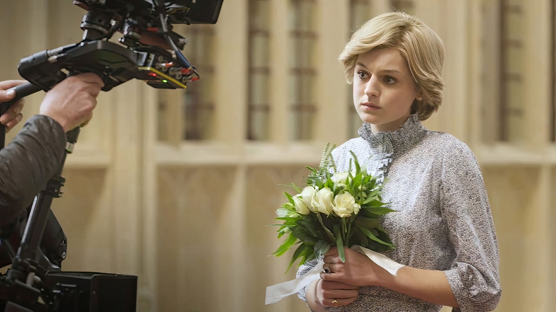 Emma Corrin sul set di 'The Crown'