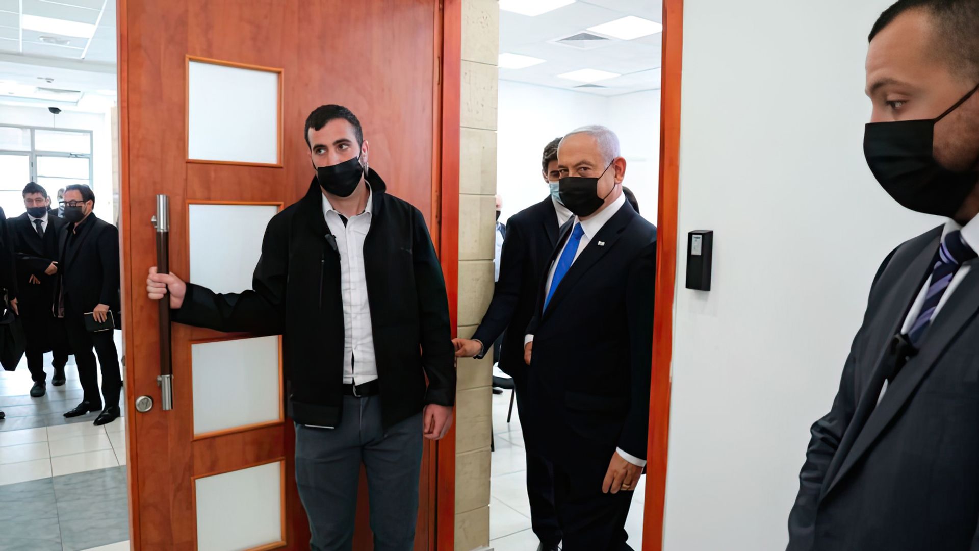 Benjamin Netanyahu arriva in tribunale per un'udienza sulla corruzione
