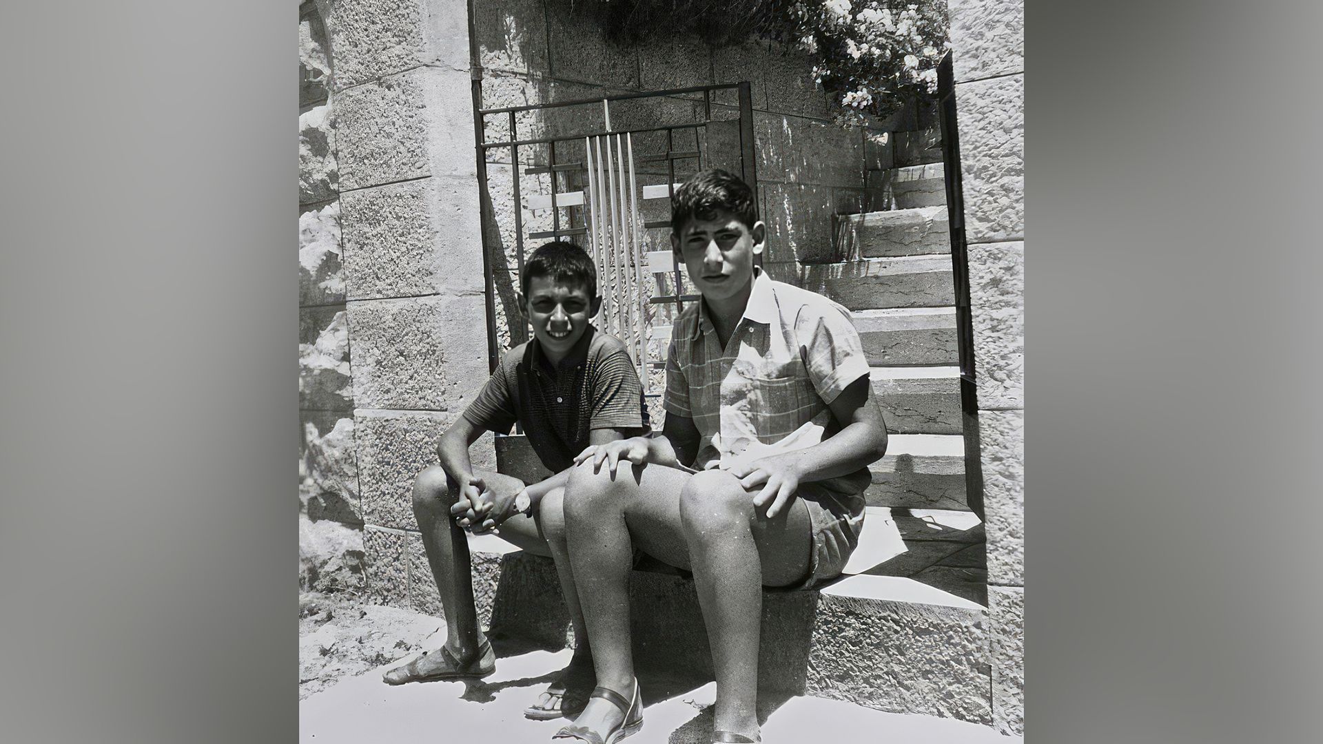 Benjamin Netanyahu durante gli anni scolastici (a destra)