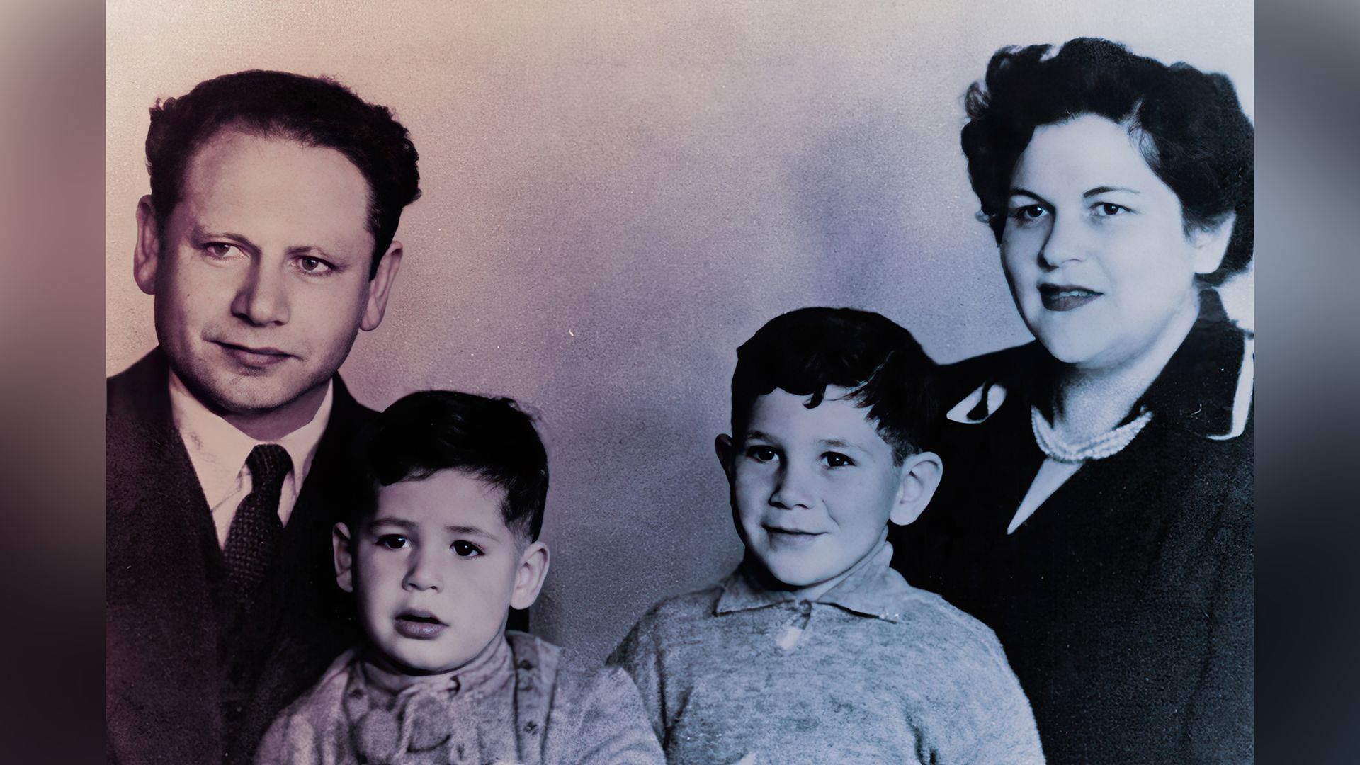 Benjamin Netanyahu con i suoi genitori e il fratello maggiore