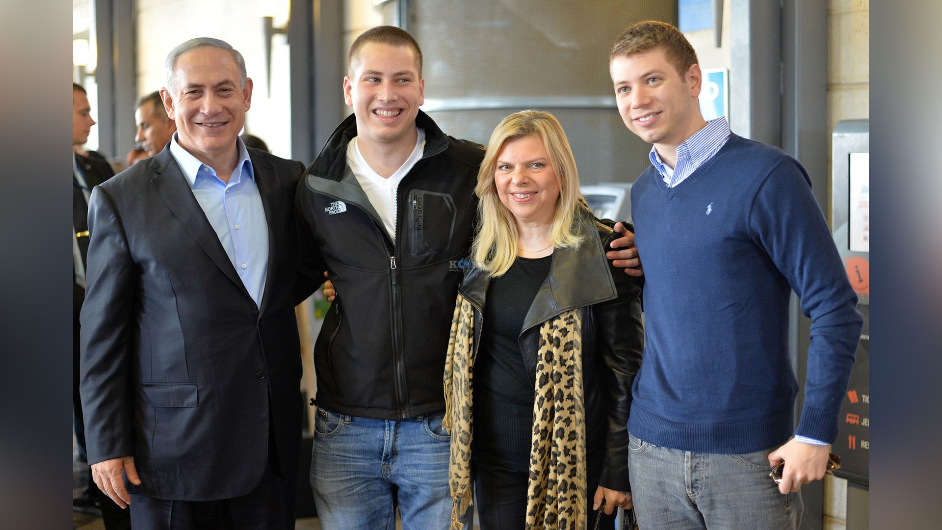 Benjamin Netanyahu con la sua terza moglie e figli