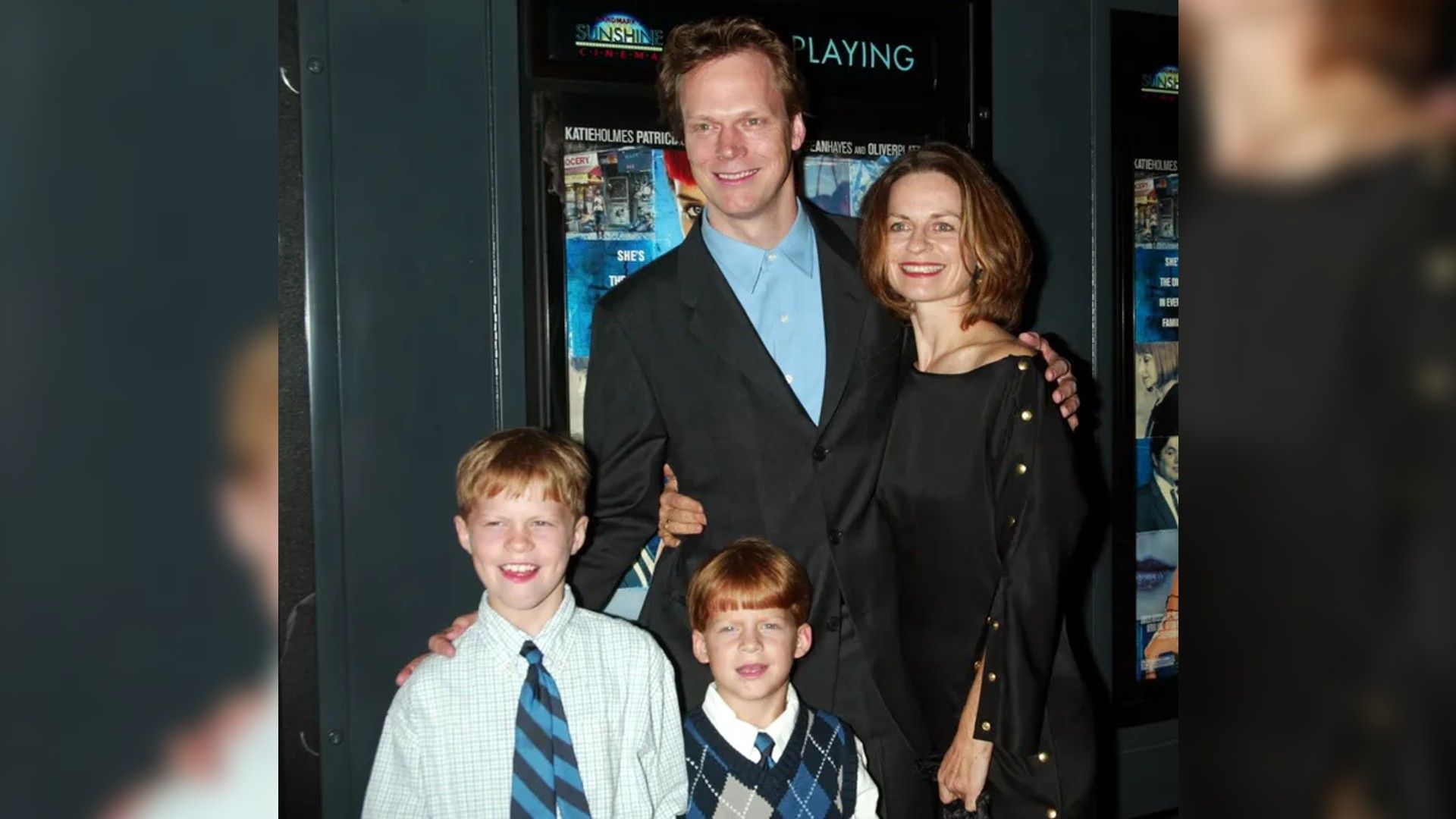 Lucas Hedges con i suoi genitori e il fratello maggiore (2003)
