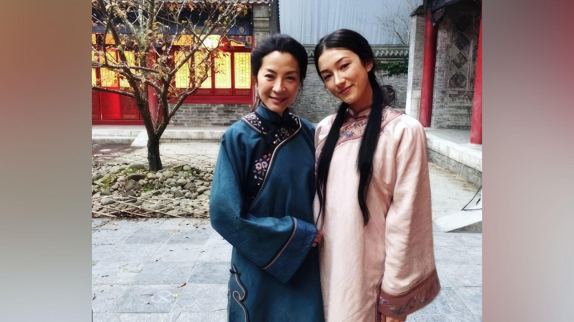 Natasha Liu Bordizzo e Michelle Yeoh sul set di 'Crouching Tiger...'