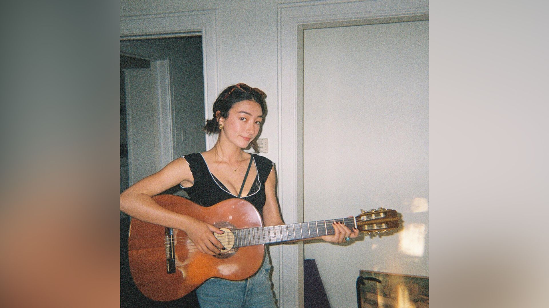 Natasha Liu Bordizzo che suona la chitarra