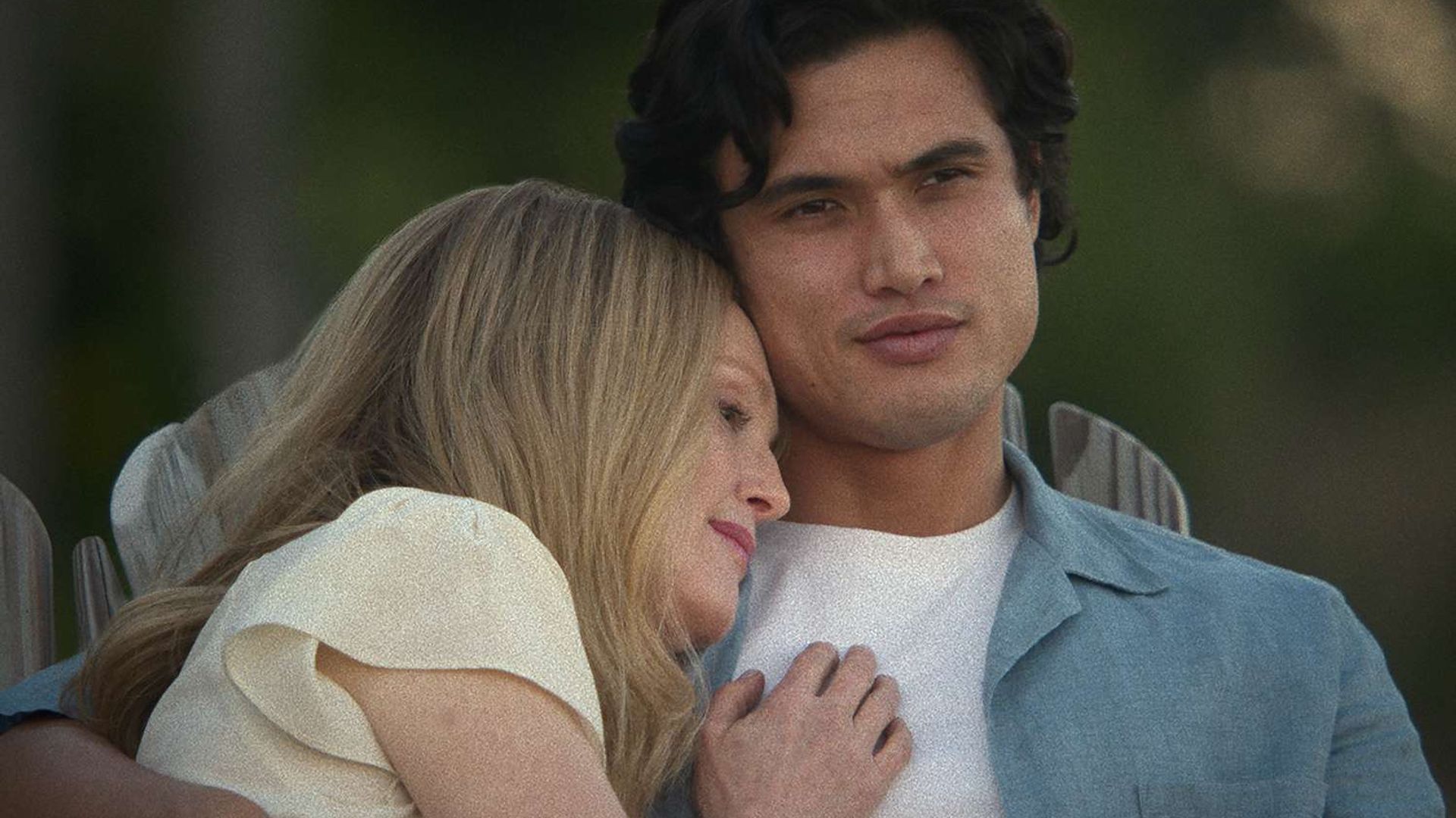 Charles Melton e Julianne Moore