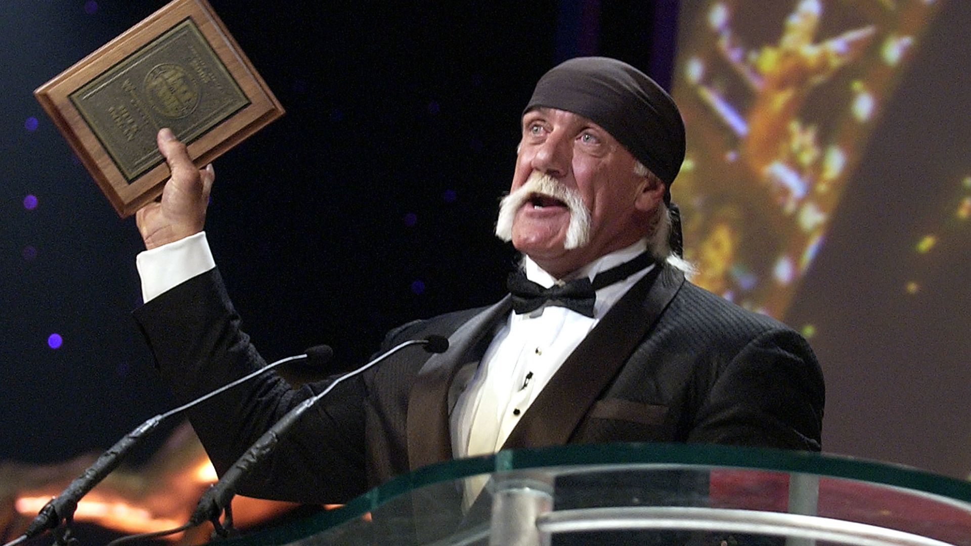 Hulk Hogan alla cerimonia di induzione nella WWE Hall of Fame (2005)