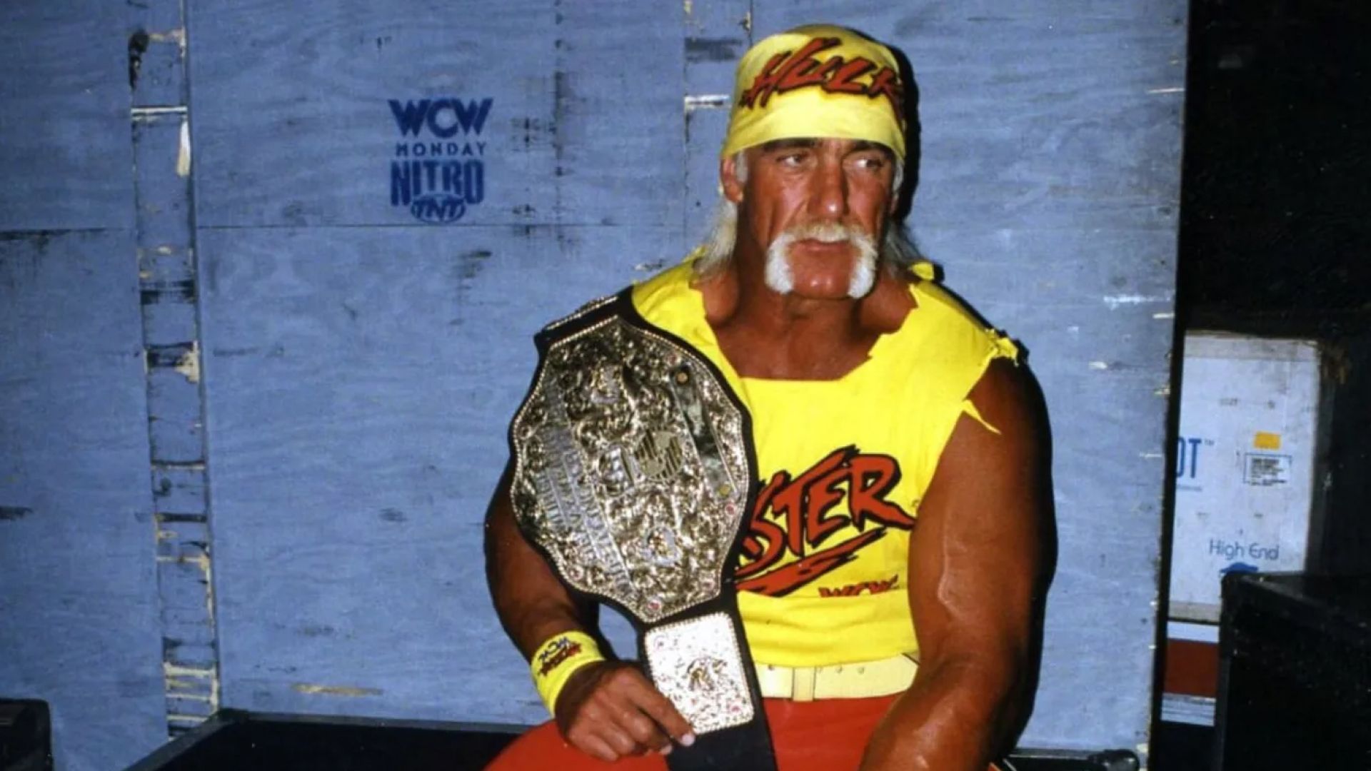 Hulk Hogan con la cintura di campione WCW (1994)