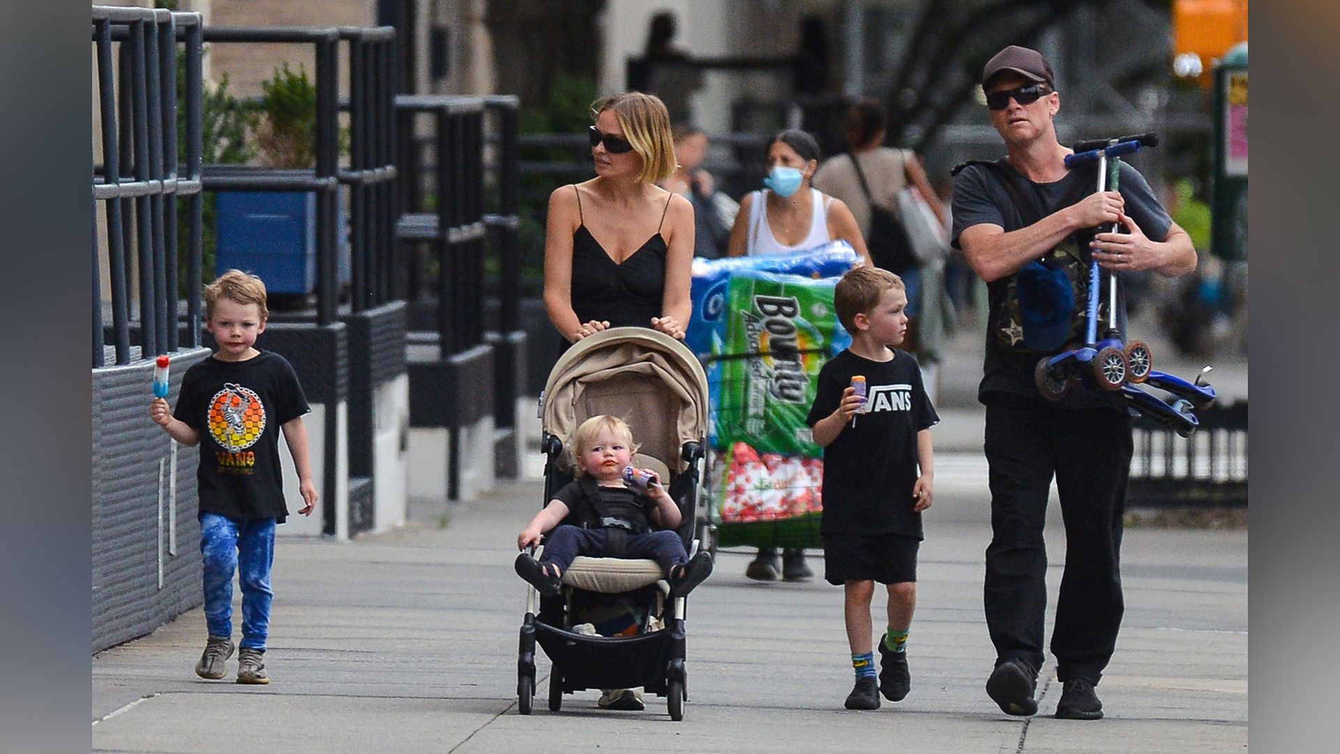 Sam Worthington con sua moglie e i loro figli