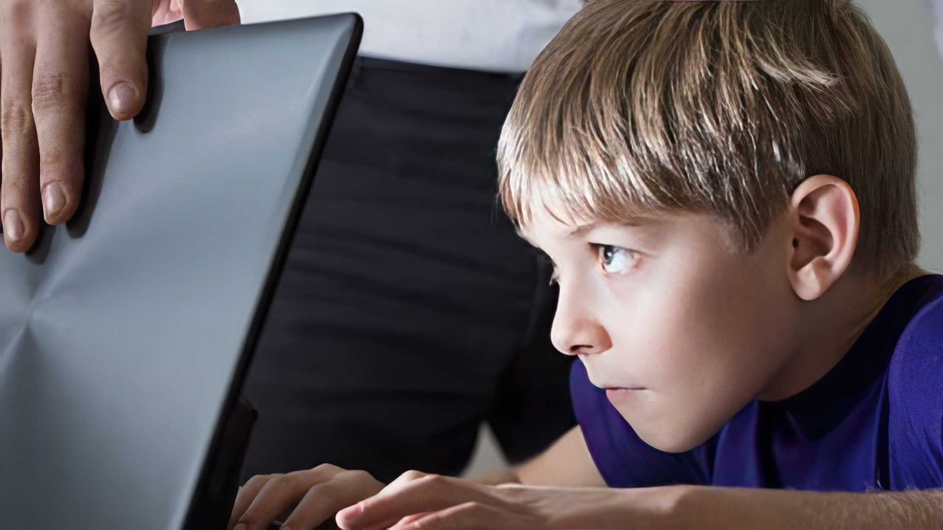 Due Vergine che crescono un bambino con severità