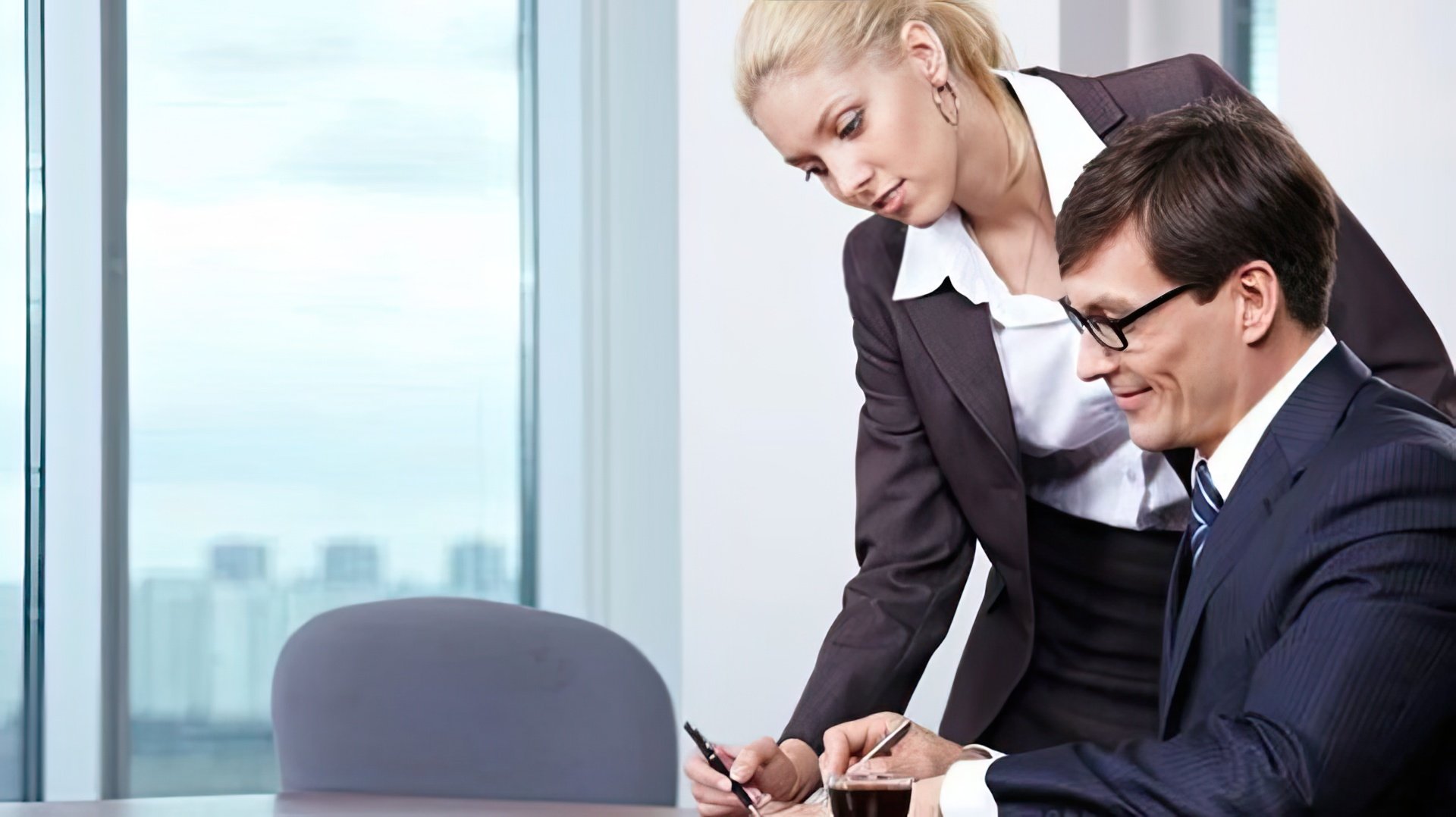Quando una donna Leone guida un uomo Sagittario, lui inizia a lavorare in modo più efficiente