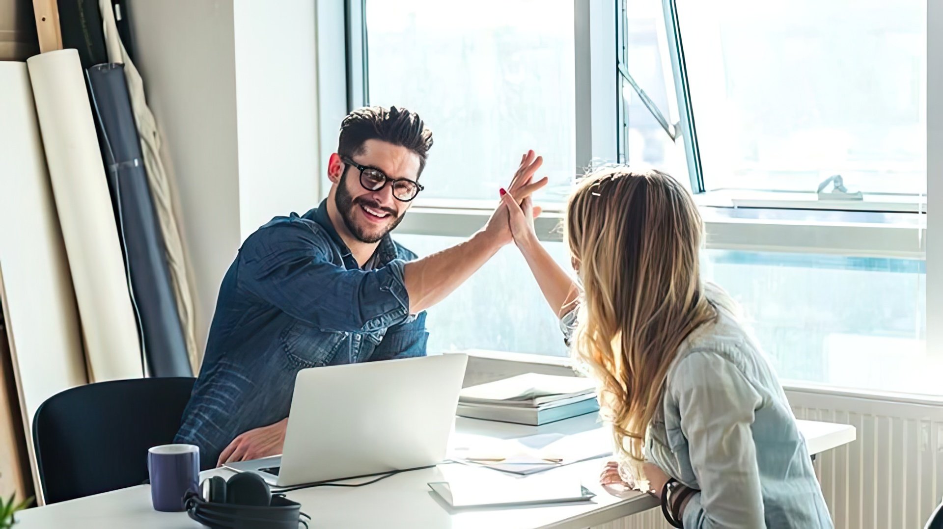 Relazioni lavorative di successo tra colleghi dell'Acquario e del Leone