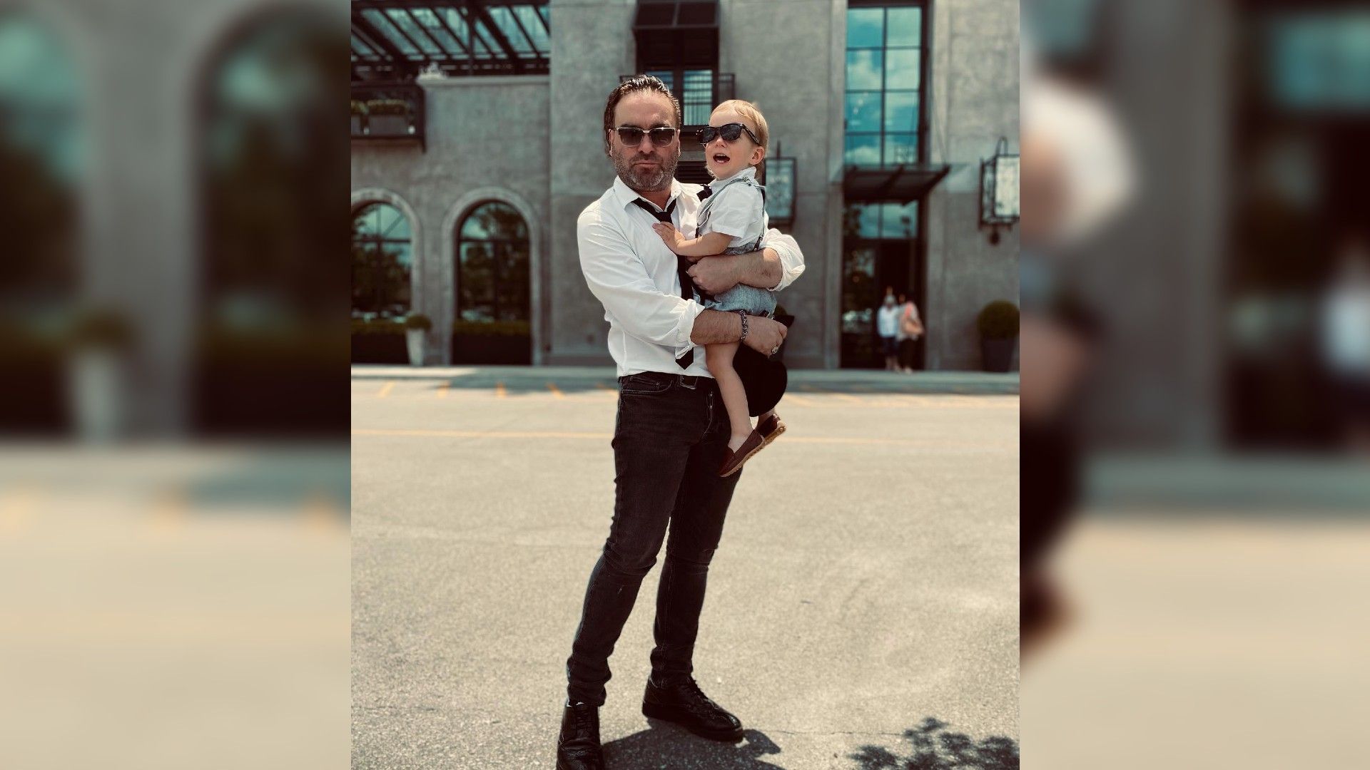 Johnny Galecki con suo figlio