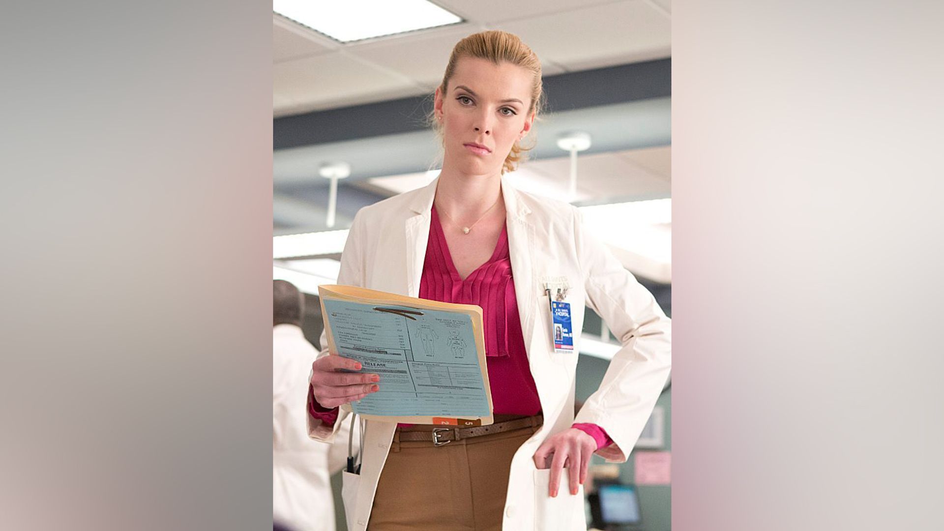 Betty Gilpin nella serie 'Nurse Jackie'