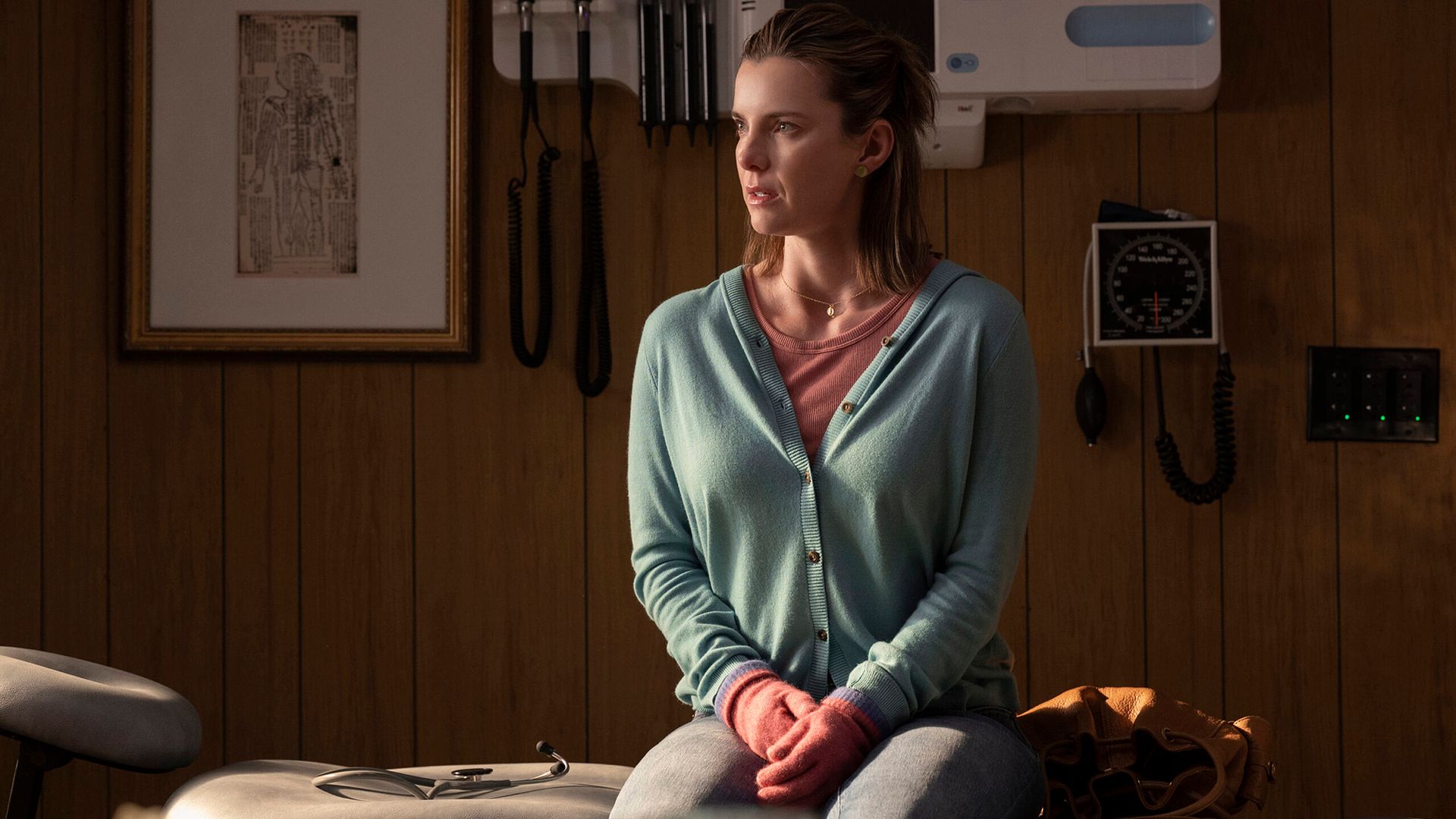 Betty Gilpin nella serie 'Three Women'