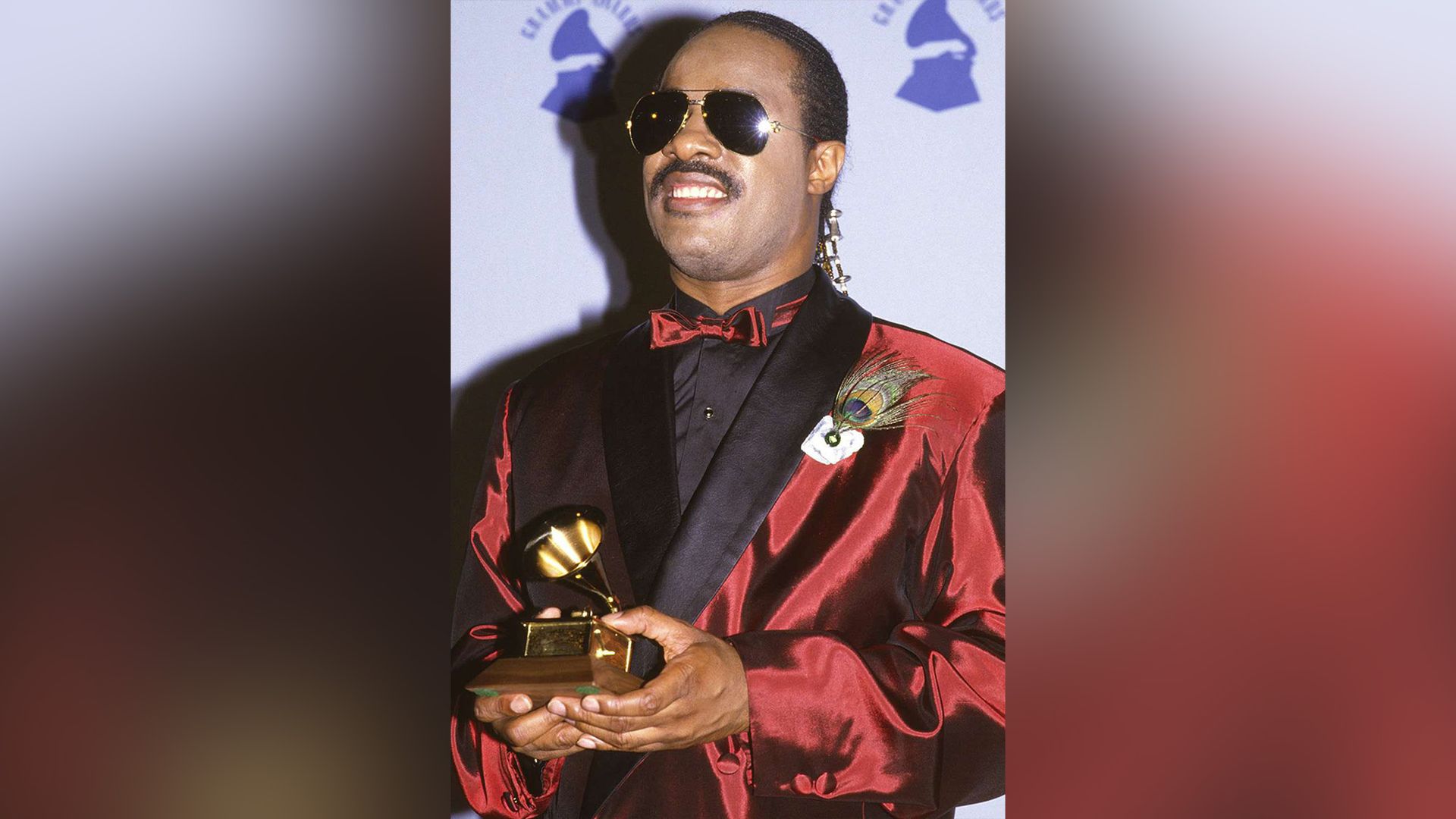 Stevie Wonder con una statuetta Grammy