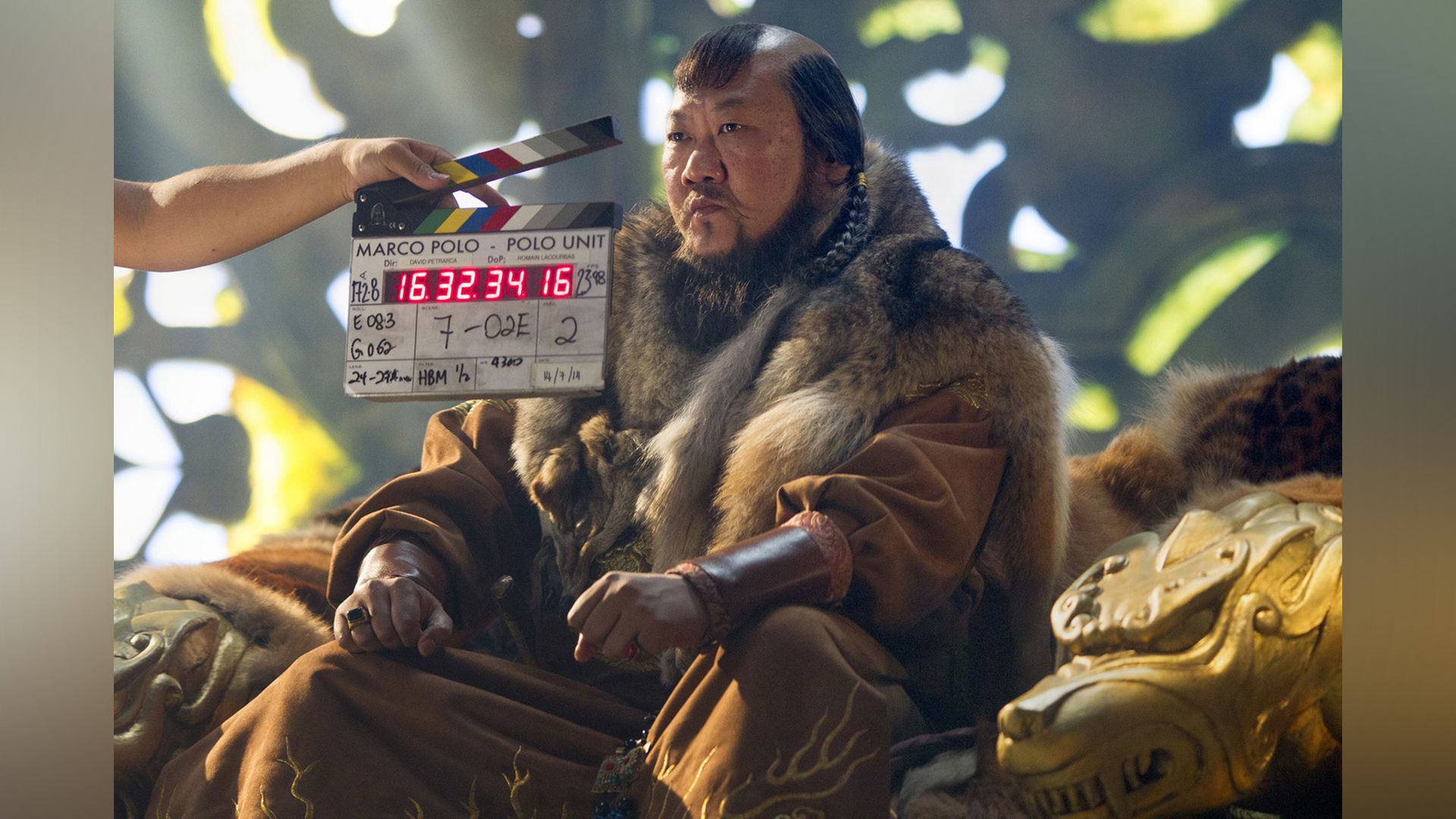 Benedict Wong sul set della serie Marco Polo