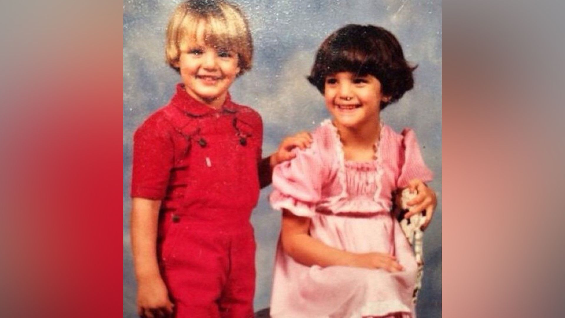 Pedro Pascal bambino con sua sorella