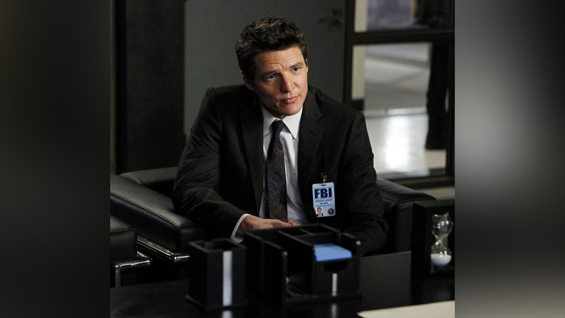 Pedro Pascal nella serie "The Mentalist"