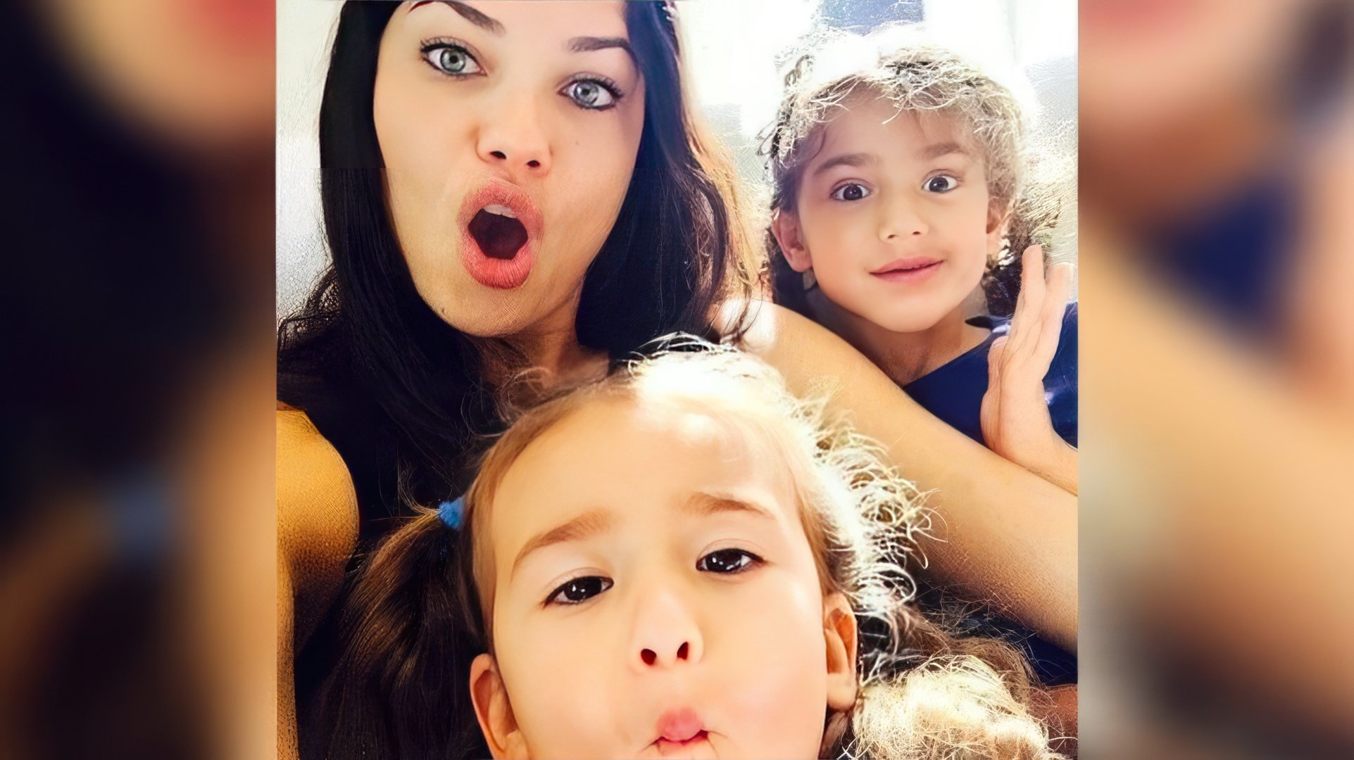Adriana Lima con i suoi figli