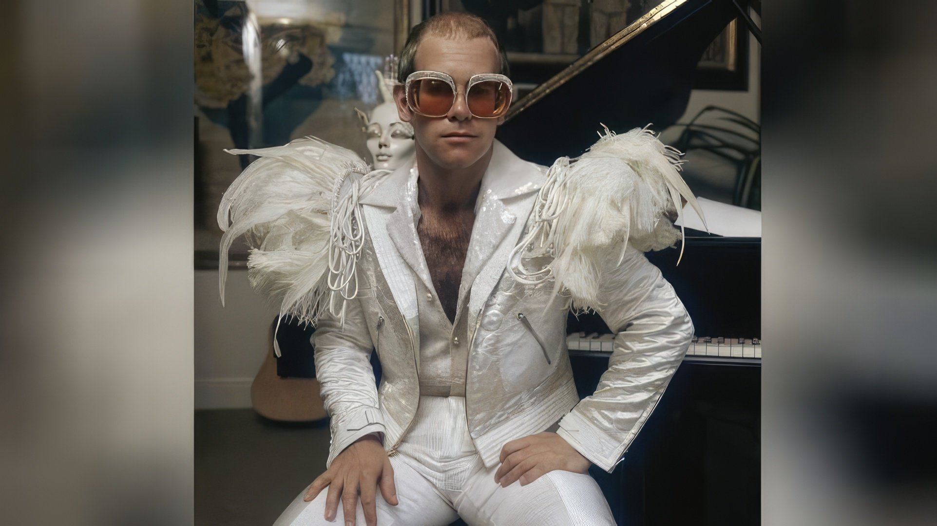 Elton ha avuto un rapporto difficile con alcol e droghe