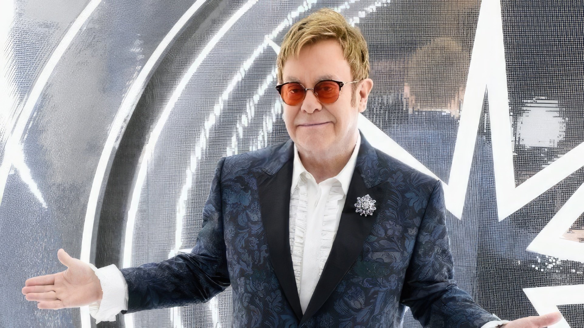Elton John continua la sua attività concertistica
