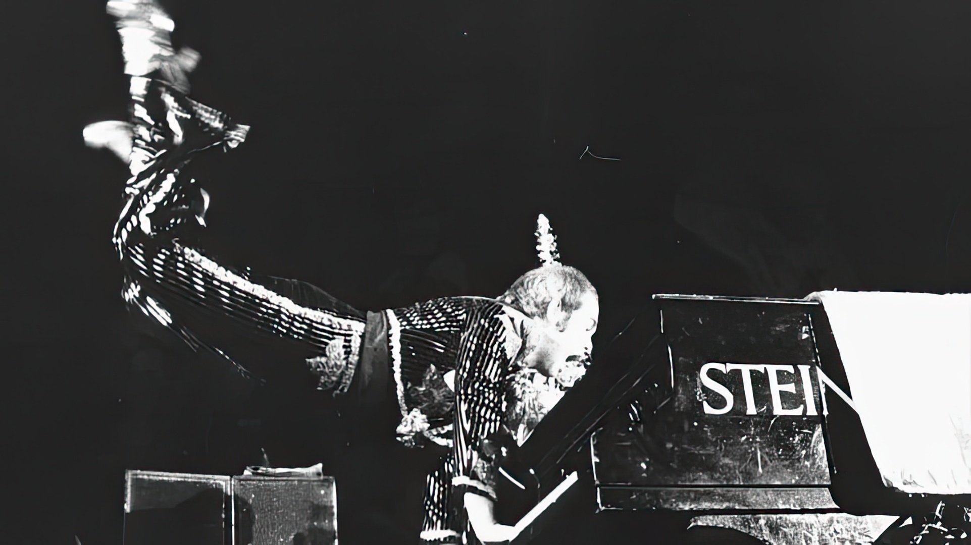 Foto dell'esibizione di Elton al Troubadour
