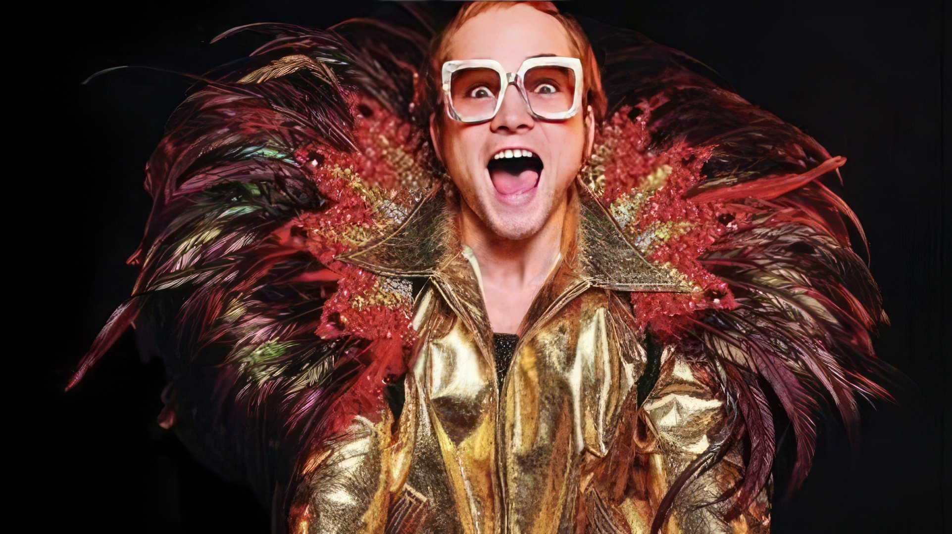 Taron Egerton nei panni di Elton John