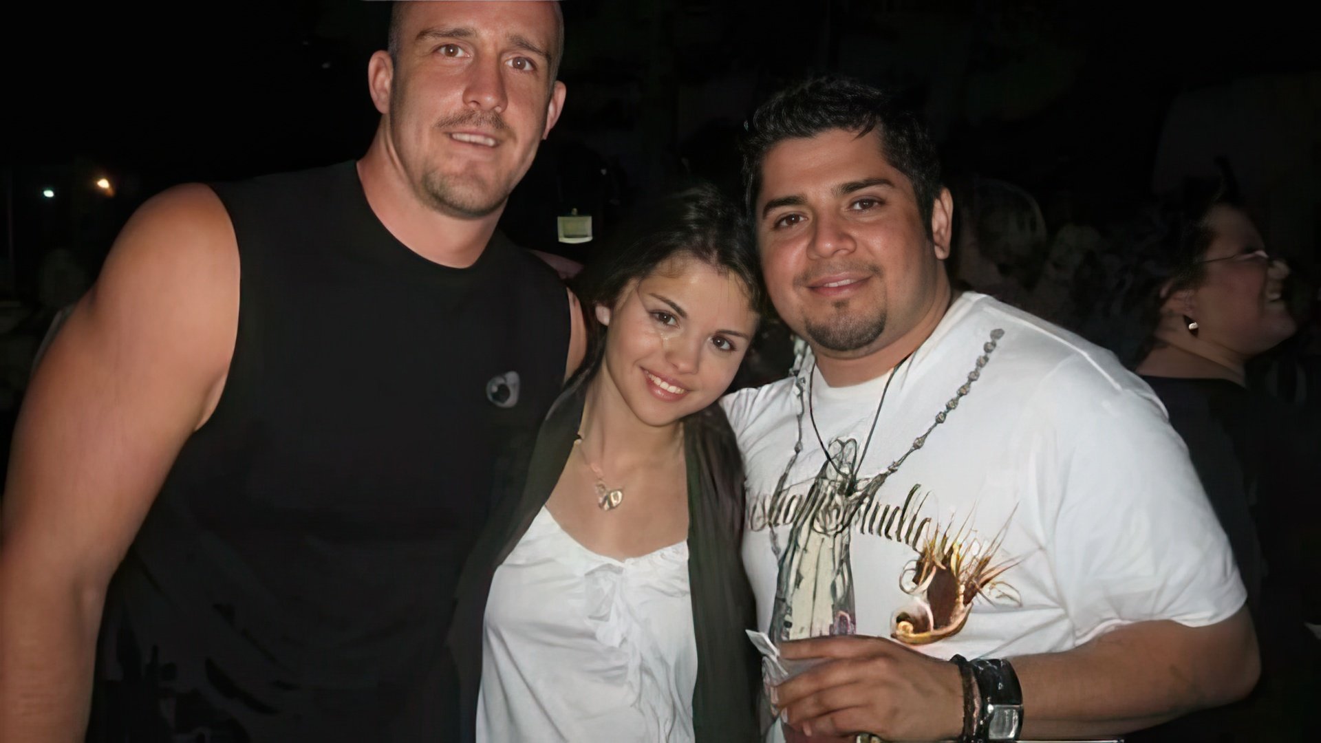 Selena Gomez con il padre (a destra) e il patrigno (a sinistra)