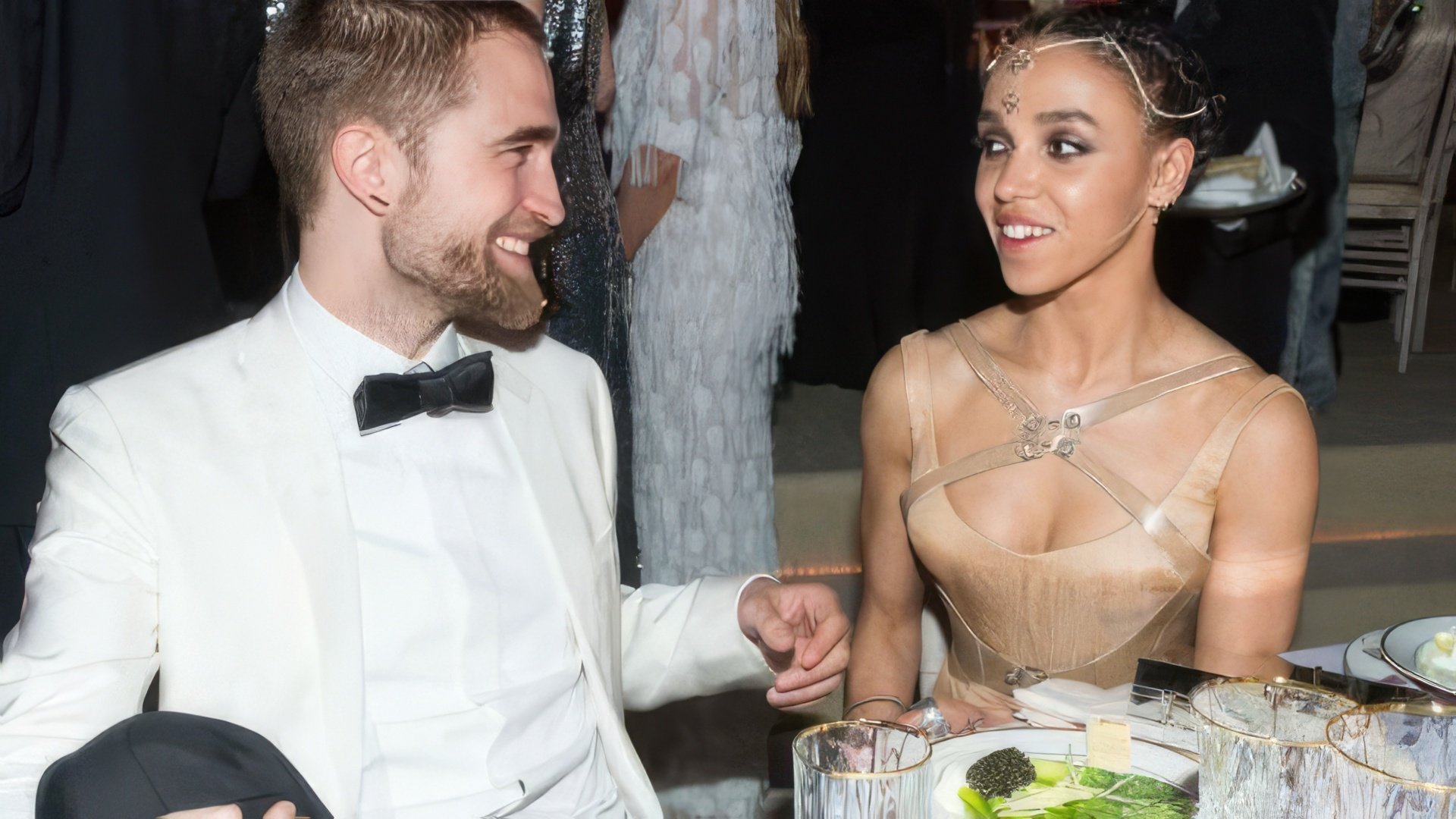 Robert Pattinson e Tahliah Barnett (FKA twigs)