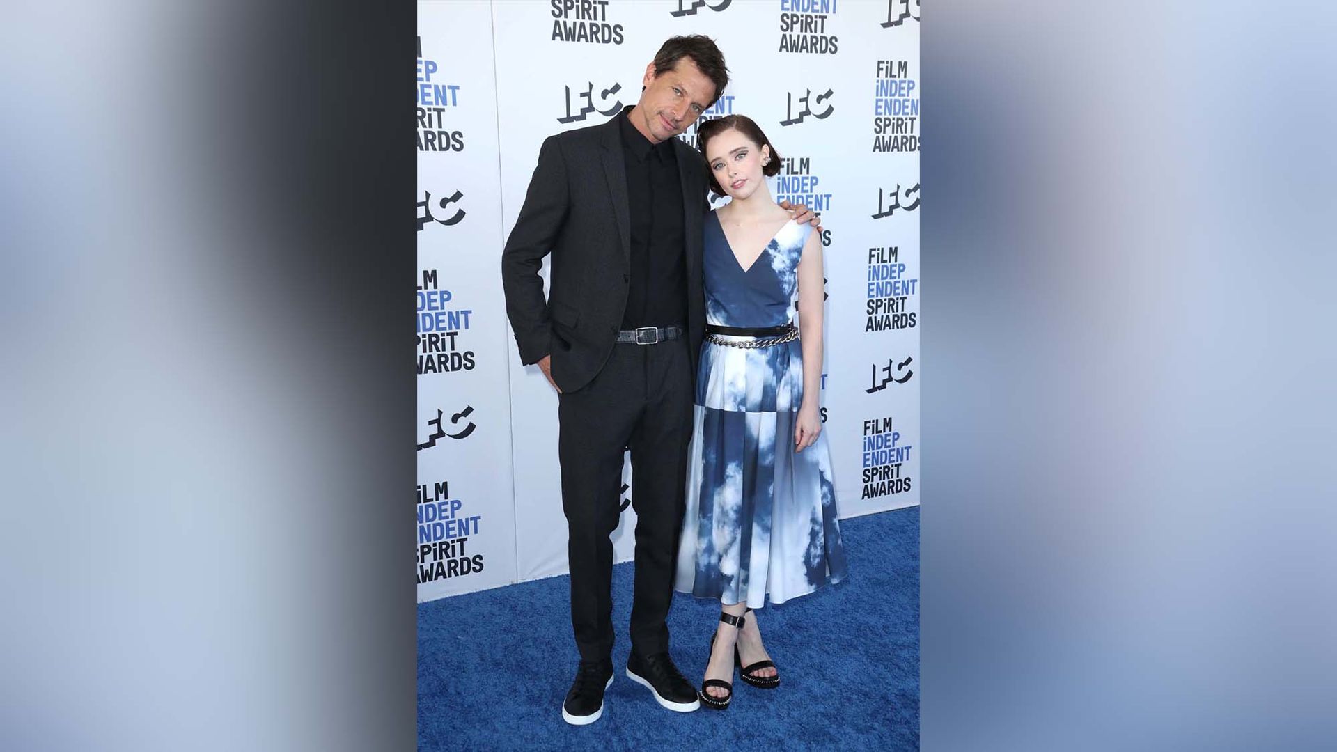 Suzanna Son e Simon Rex
