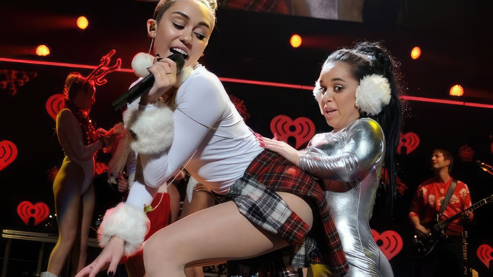 Crescendo, Miley Cyrus scelse un'immagine provocatoria