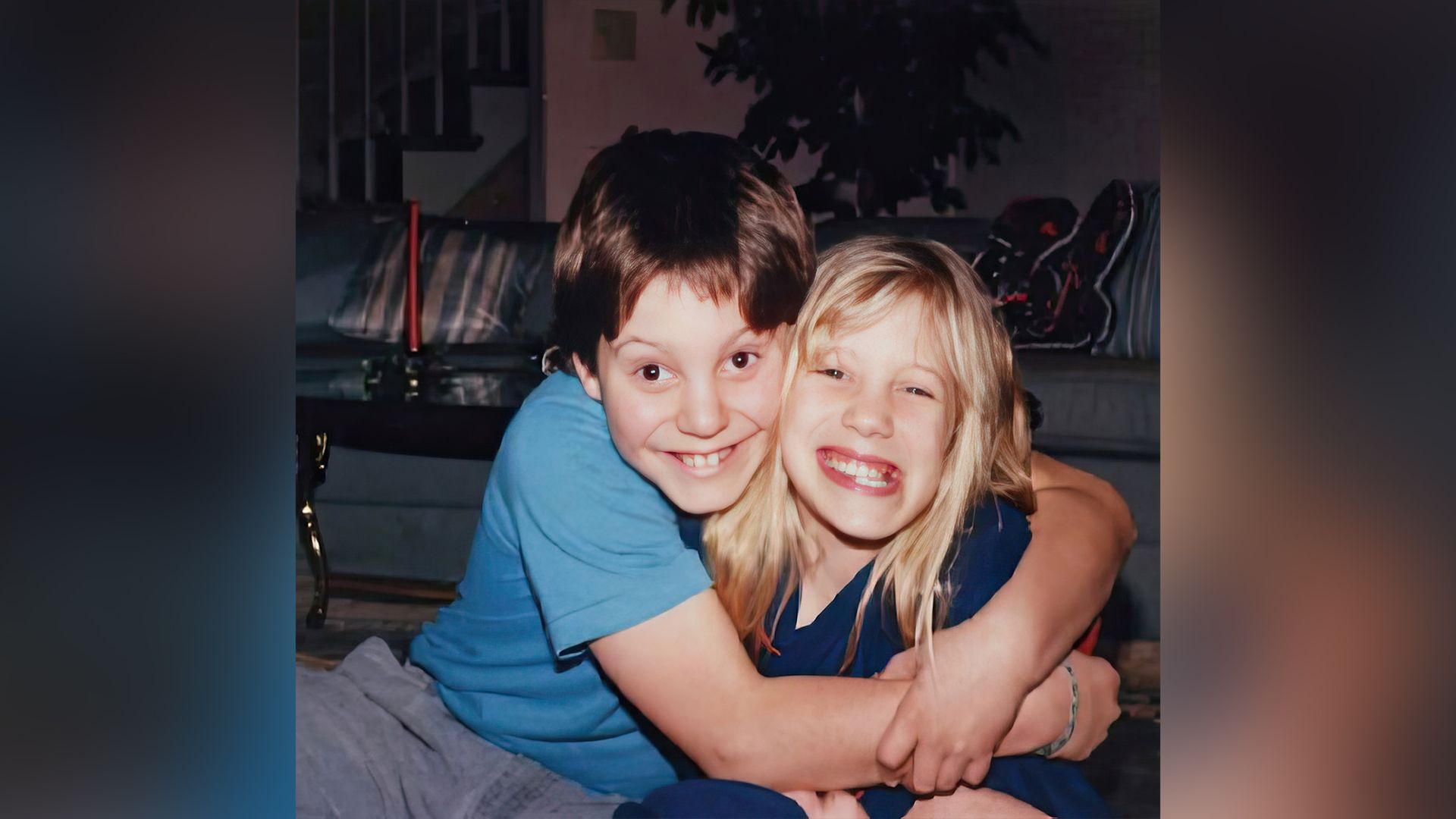 Katee Sackhoff e suo fratello durante l'infanzia