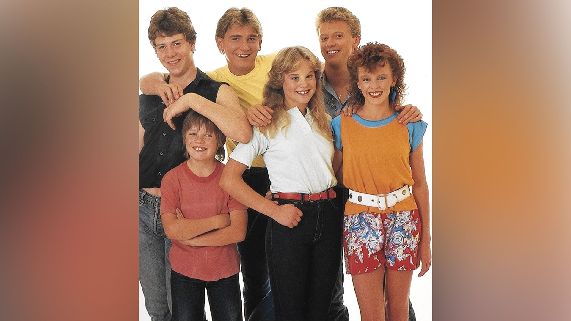 Kylie Minogue in The Henderson Kids (a destra)
